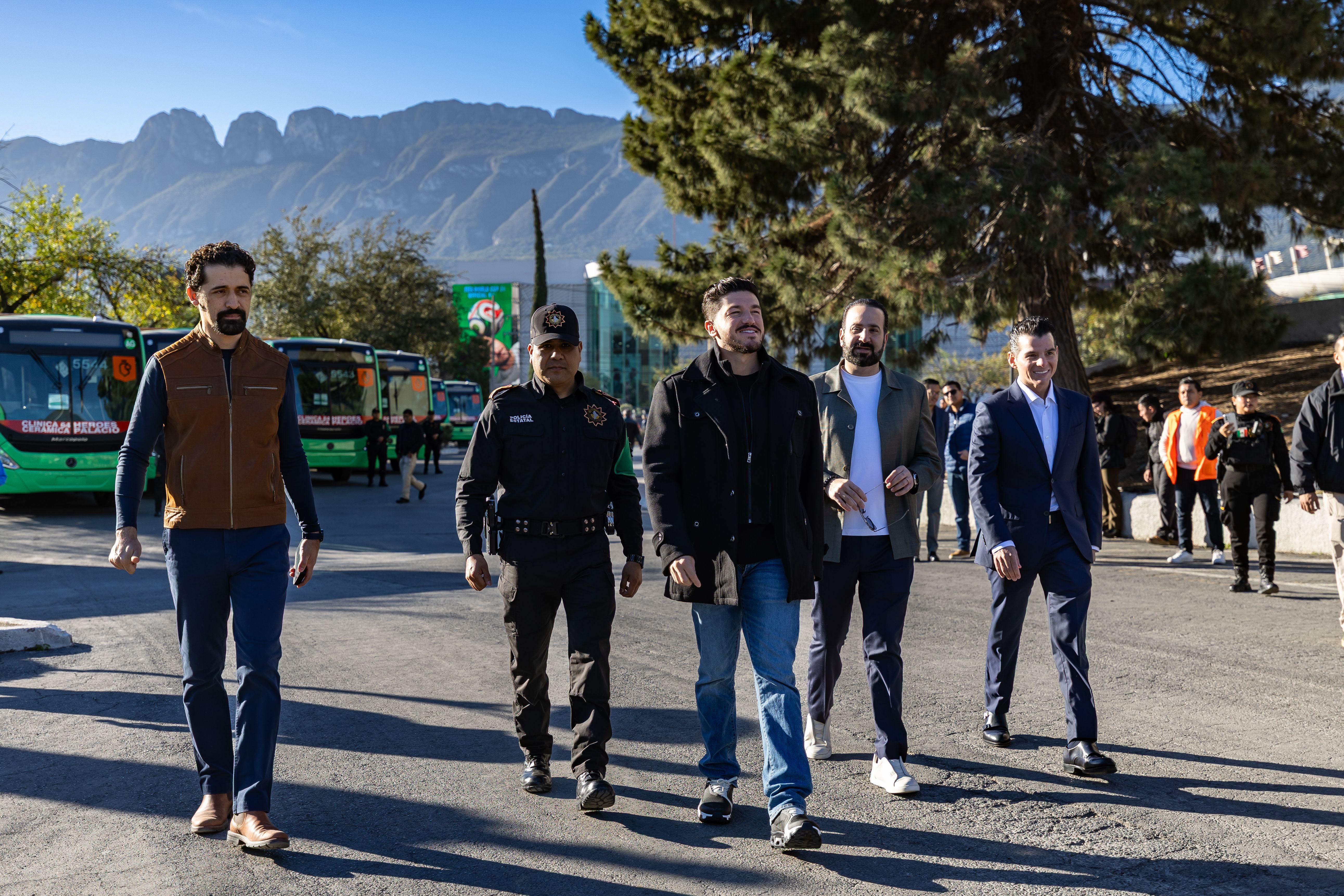01 ENTREGA SAMUEL GARCÍA 45 NUEVAS UNIDADES A RUTA 98 HÉROES DE CAPELLANÍA-PALACIO DE HIERRO.JPG