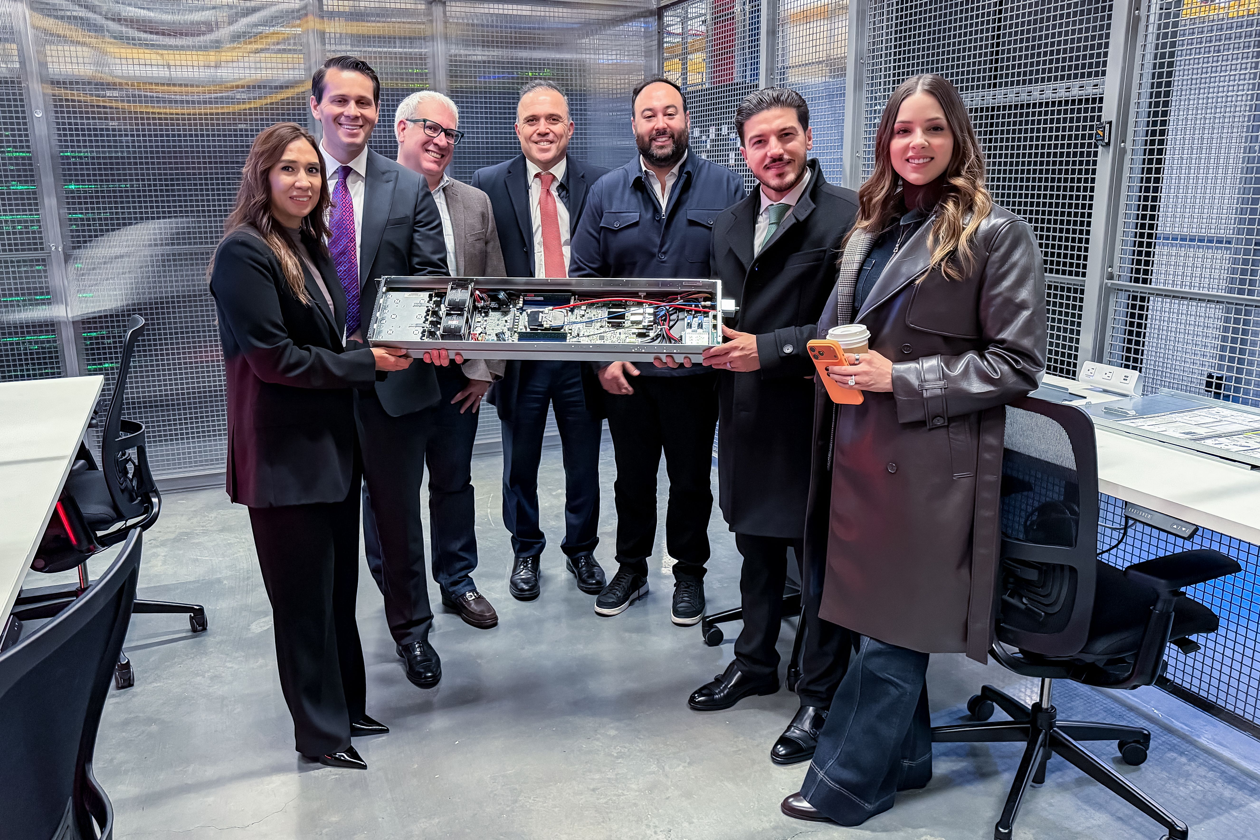 01 FORTALECE NL ALIANZA ESTRATÉGICA GLOBAL CON VISITA DE SAMUEL GARCÍA AL CENTRO DE DATOS DC12 DE EQUINIX.JPG