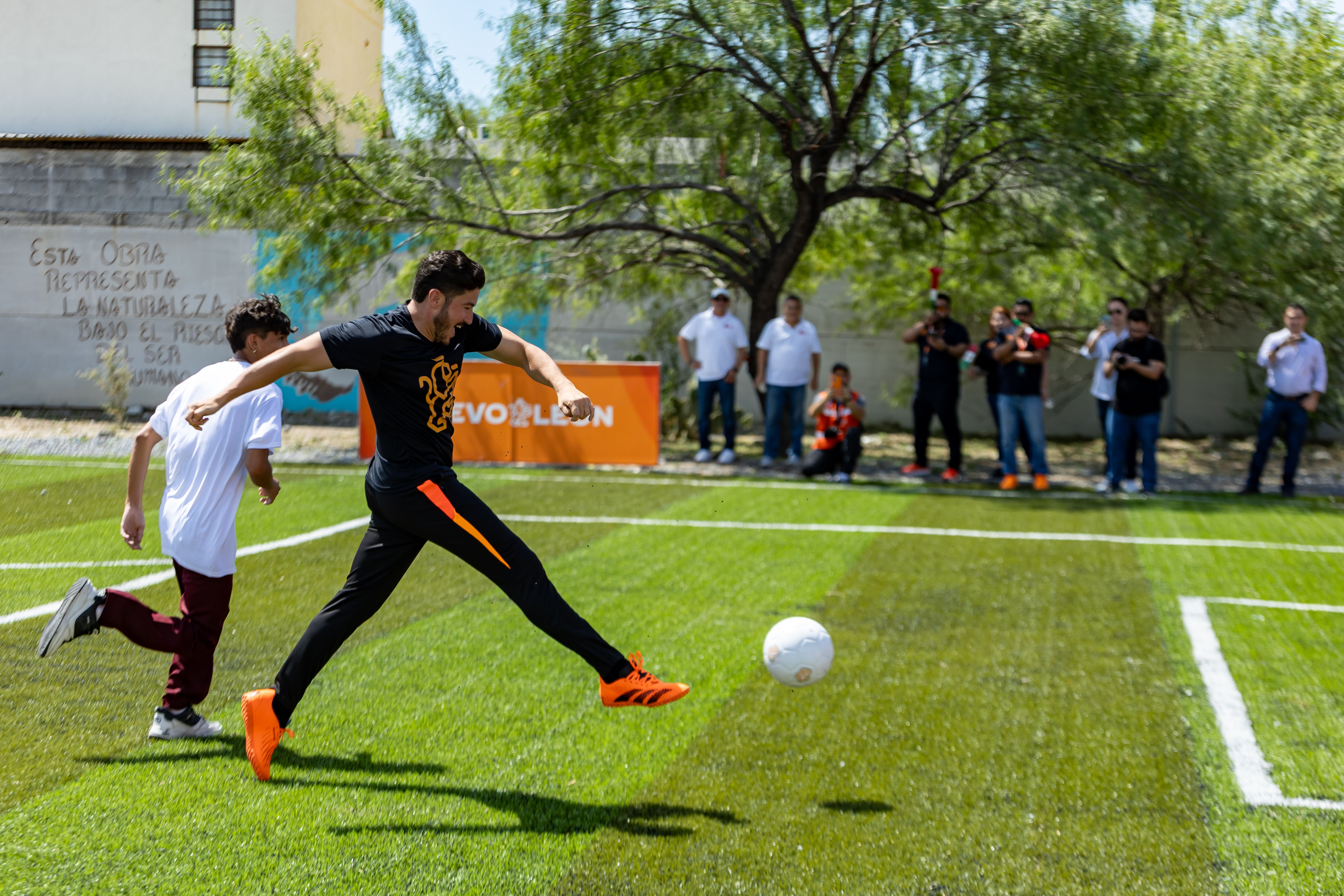 01 INAUGURA GOBERNADOR CANCHA EN SALINAS Y VIVE PONTE NUEVO, PONTE MUNDIAL.JPG
