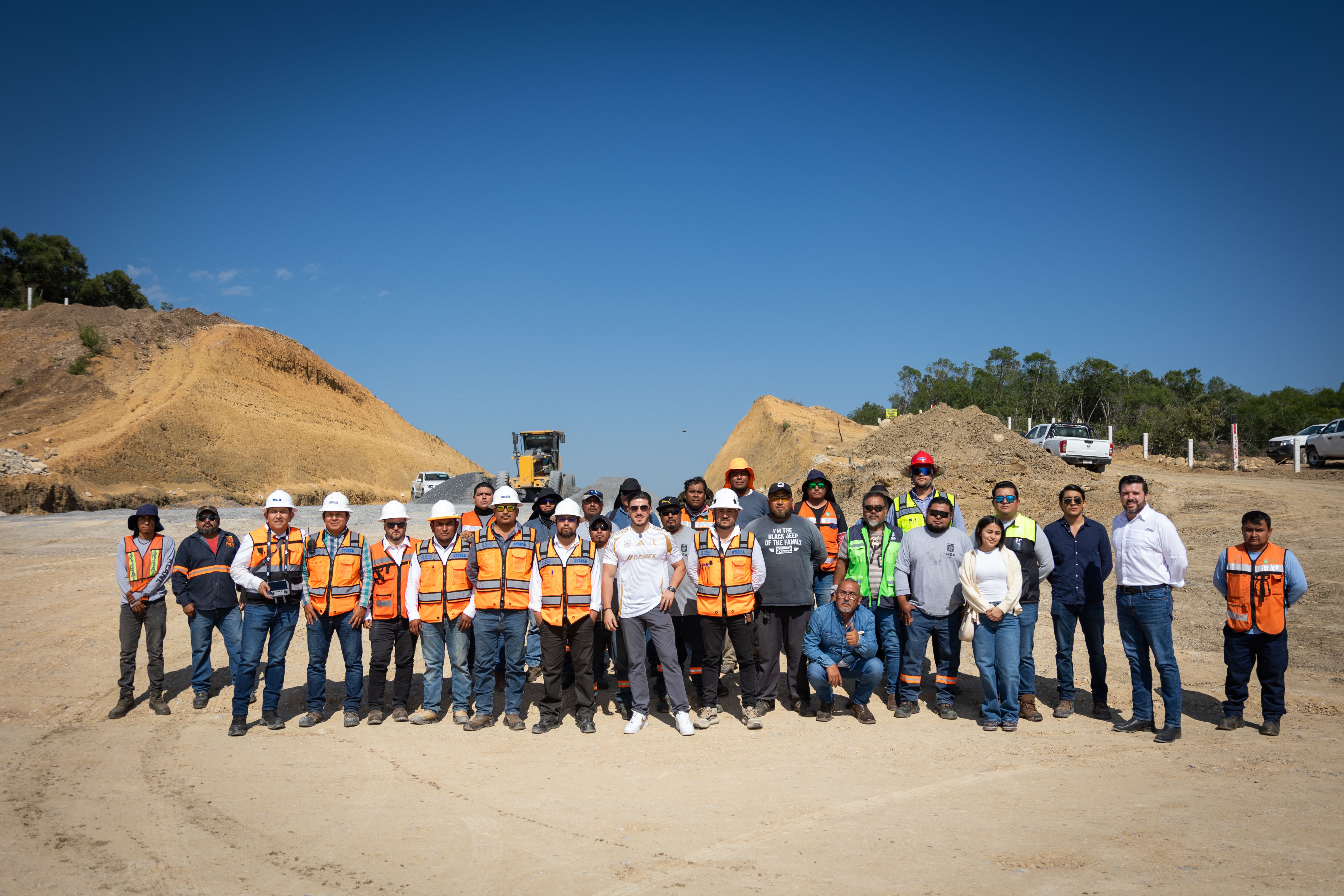 01 SUPERVISA GOBERNADOR ARRANQUE DEL TRAMO 2 DE CARRETERA INTERSERRANA; AGRADECE APOYO FEDERAL.JPG