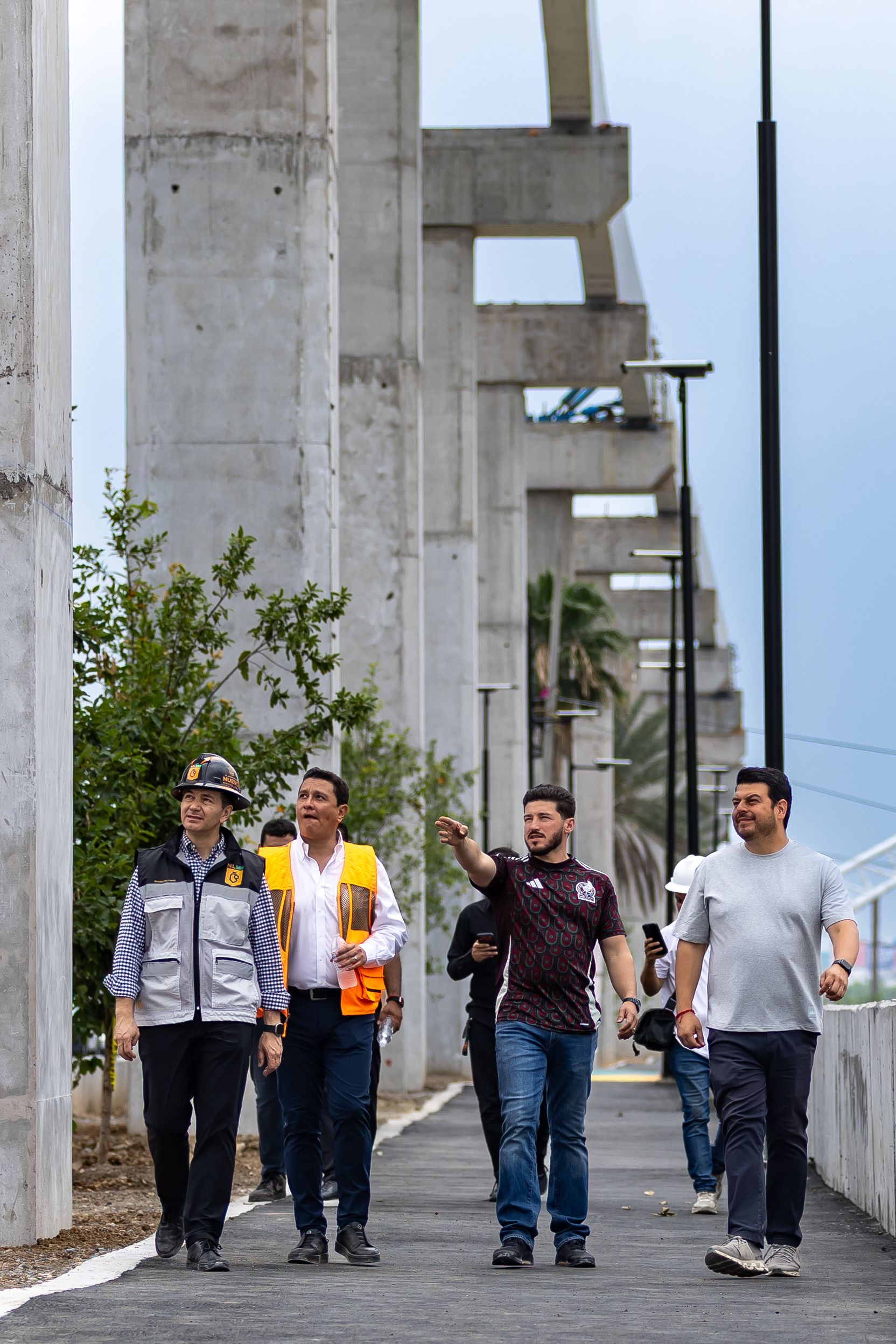 01 SUPERVISA GOBERNADOR OBRAS DE LOS PUENTES NUEVO Y LA VIRGEN EN RÍO SANTA CATARINA.JPG