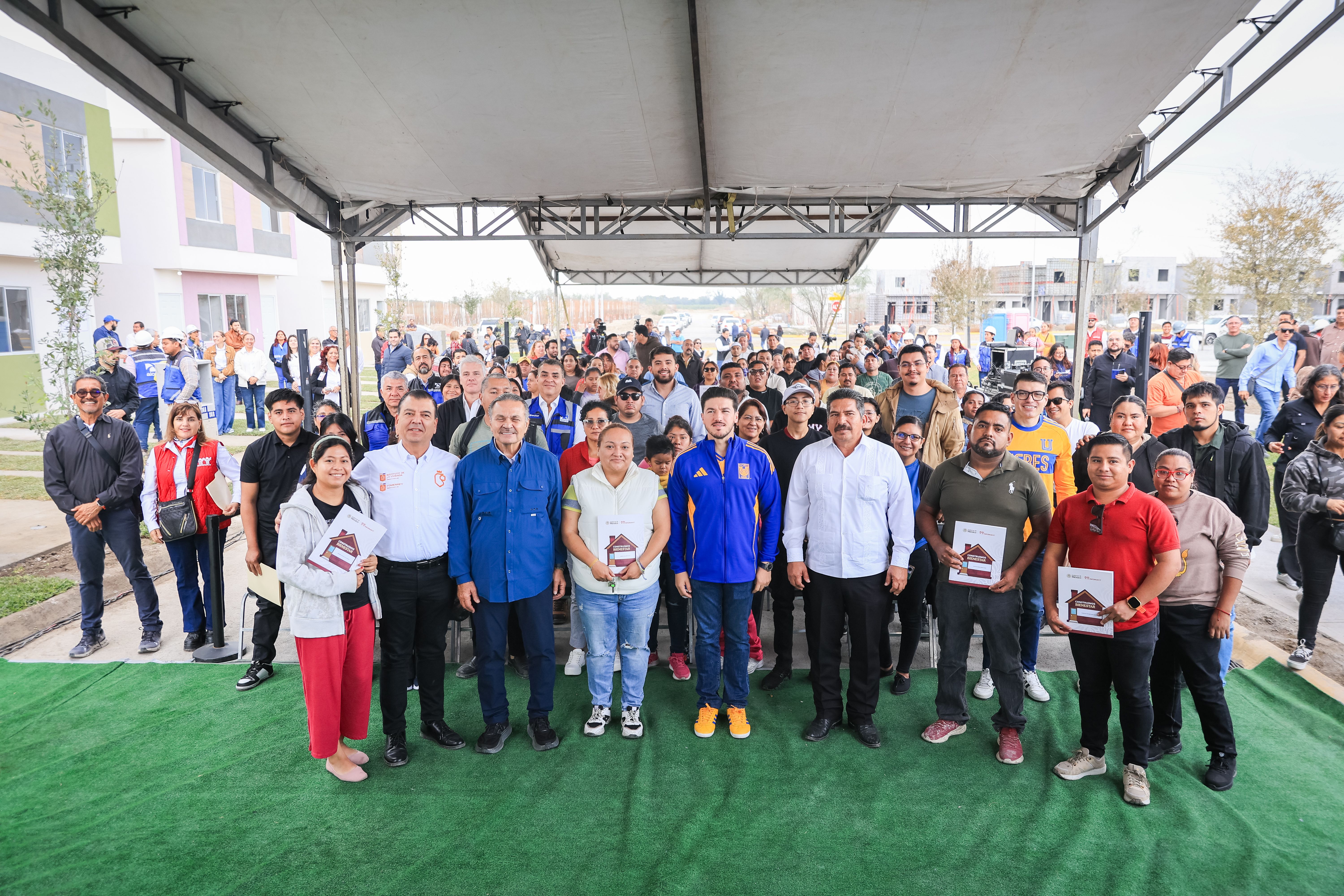 02 Encabeza Gobernador Samuel Garc_a Entrega de Viviendas a Familias Vulnerables de Pesquer_a..JPG