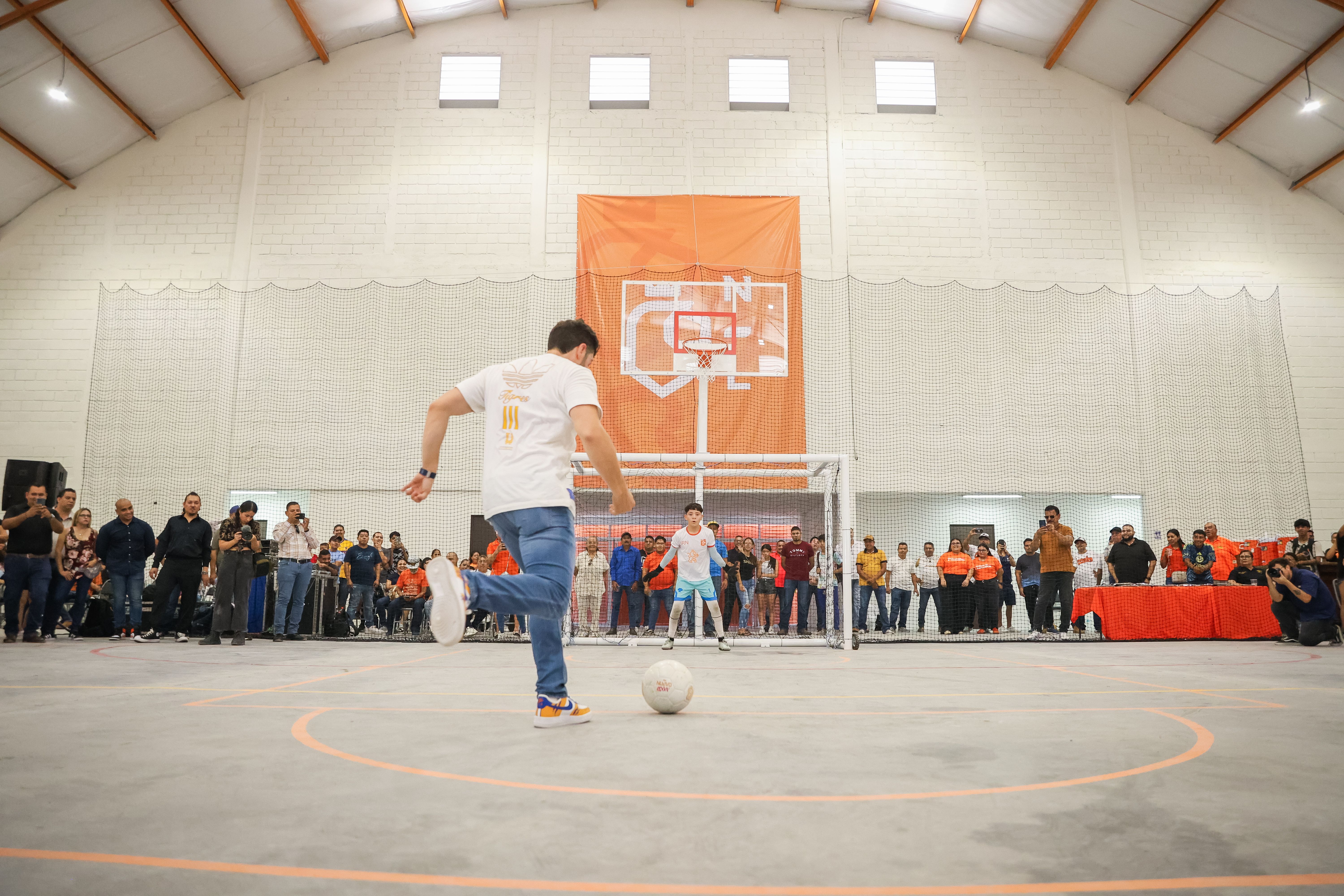 02 INAUGURA GOBERNADOR MULTIDEPORTIVO EN CERRALVO CON CASCARITA MUNDIALISTA.JPG