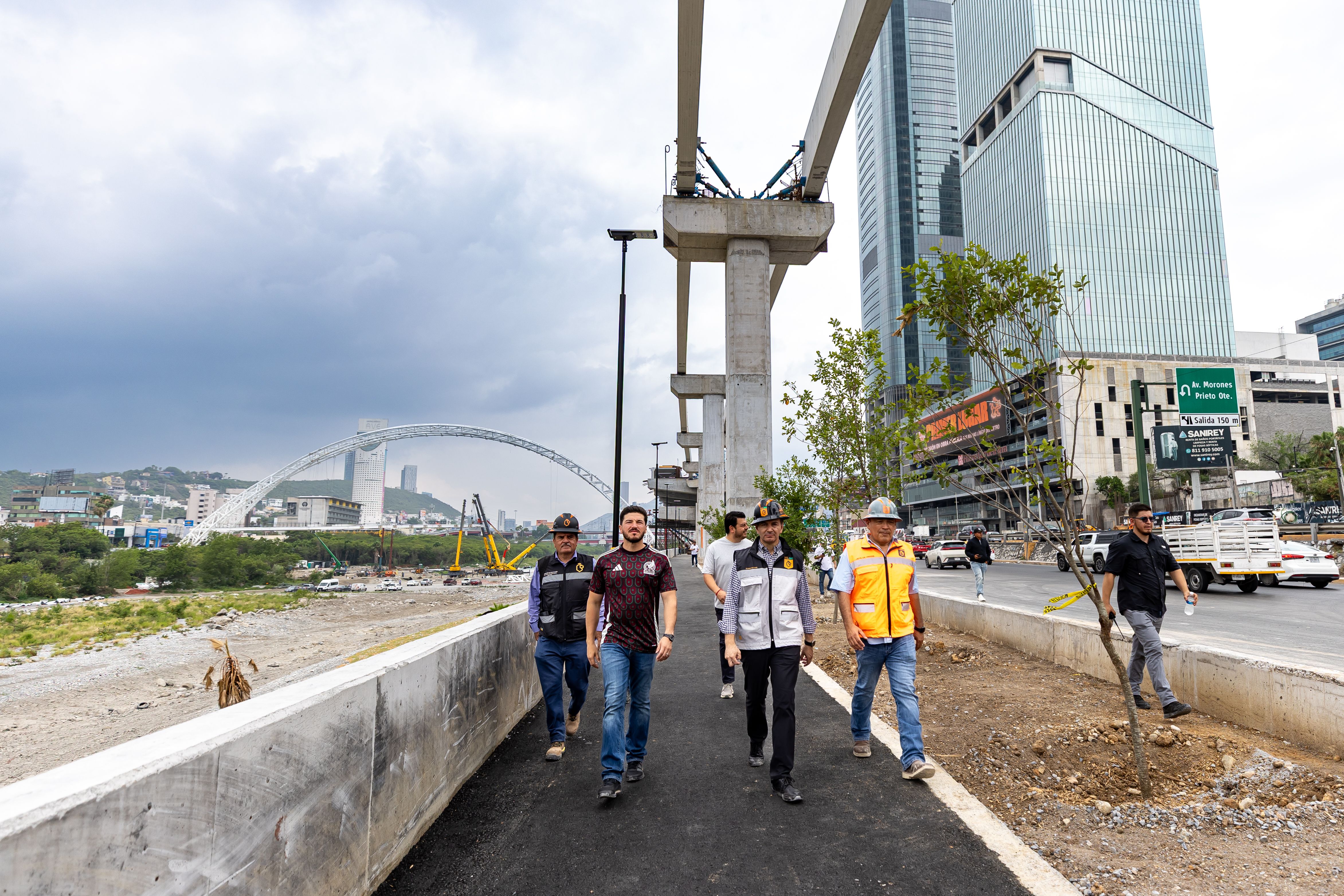 02 SUPERVISA GOBERNADOR OBRAS DE LOS PUENTES NUEVO Y LA VIRGEN EN RÍO SANTA CATARINA.JPG
