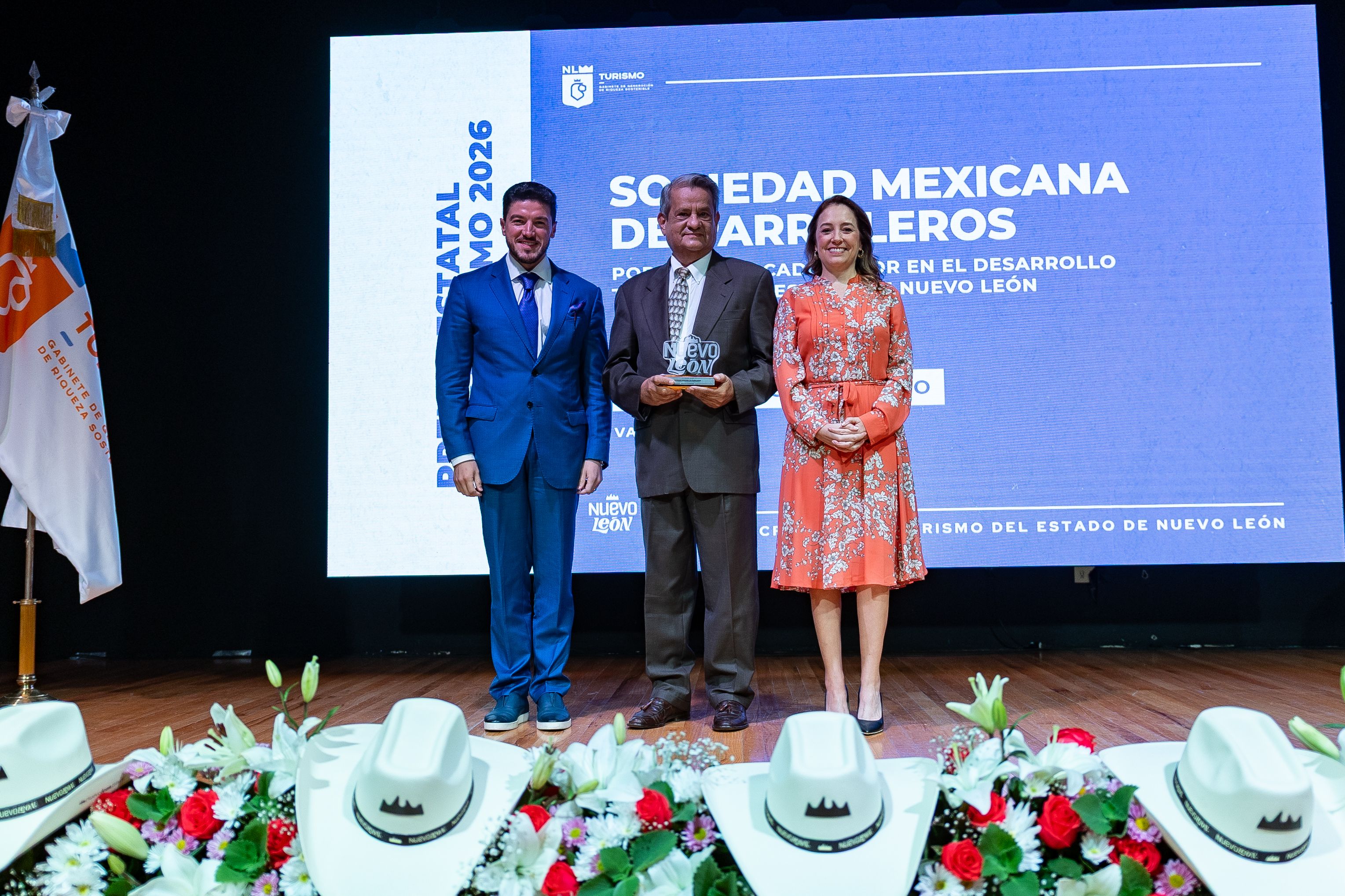 03GALARDONA SAMUEL GARCÍA TALENTO REGIONAL CON PREMIO ESTATAL DE TURISMO.JPG