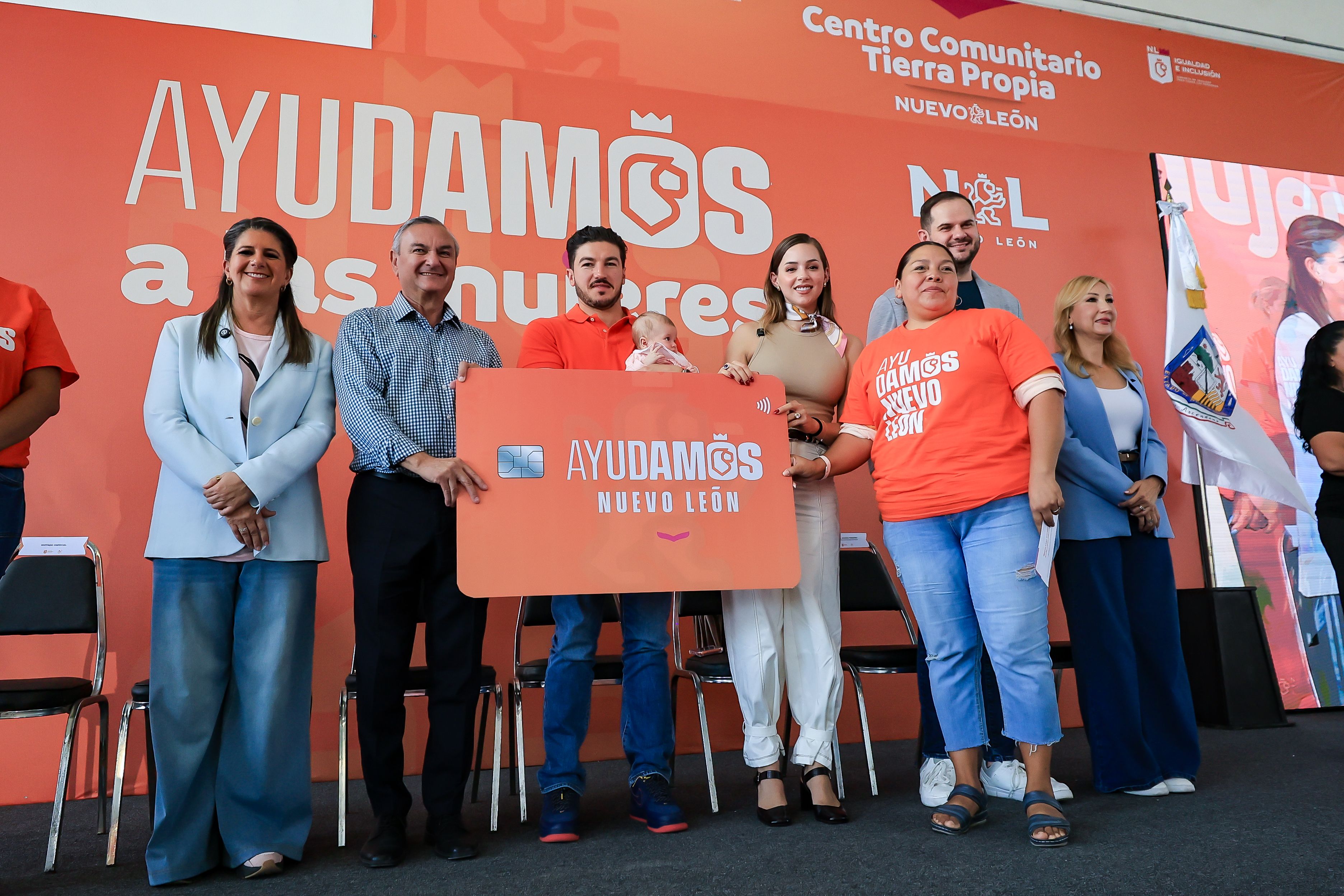 03 INAUGURAN SAMUEL Y MARIANA LACTARIO EN GUADALUPE; ENTREGAN TARJETAS “AYUDAMOS A LAS MUJERES”.JPG