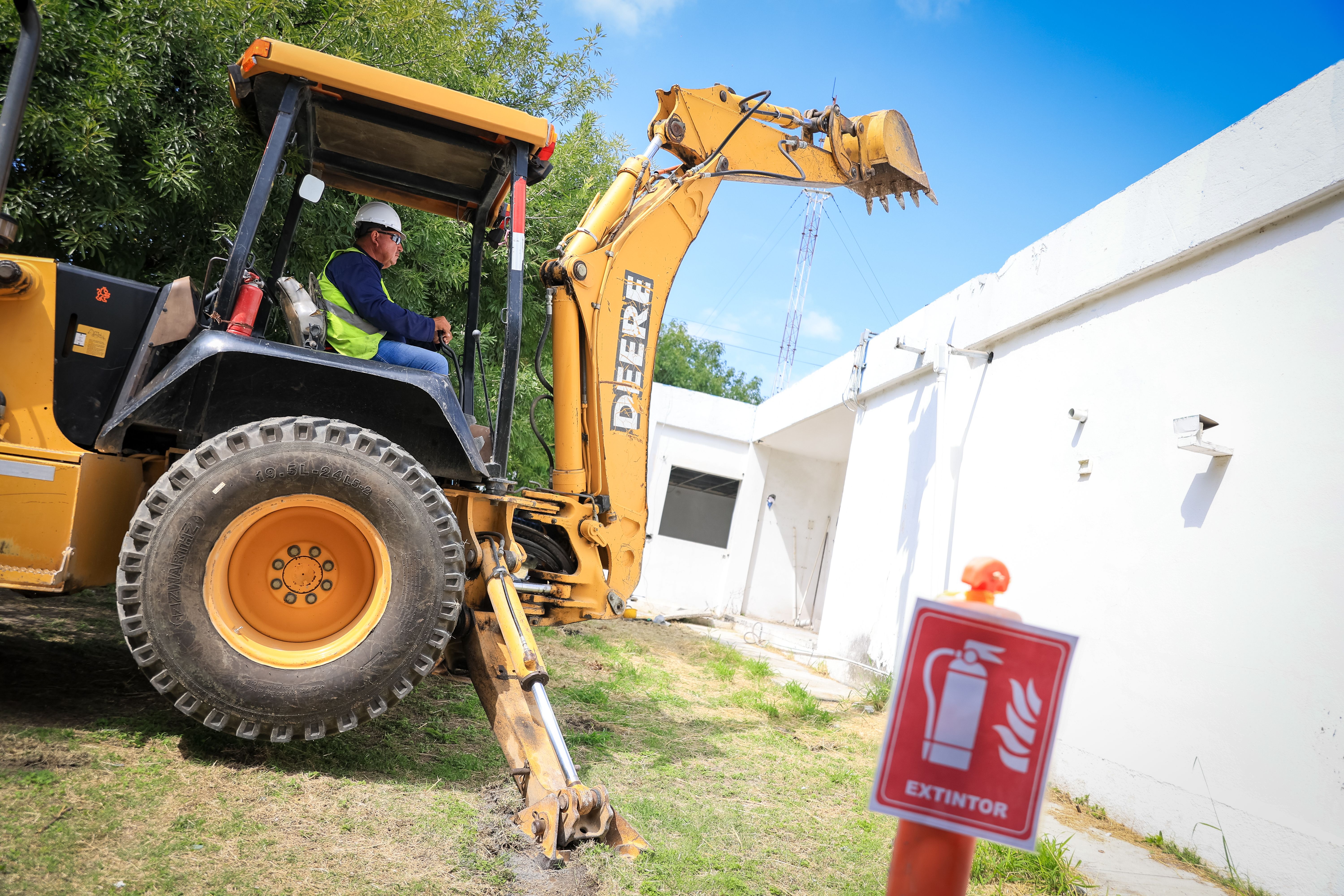 04 DA GOBERNADOR BANDERAZO A INICIO DE OBRAS DEL CITEA.JPG