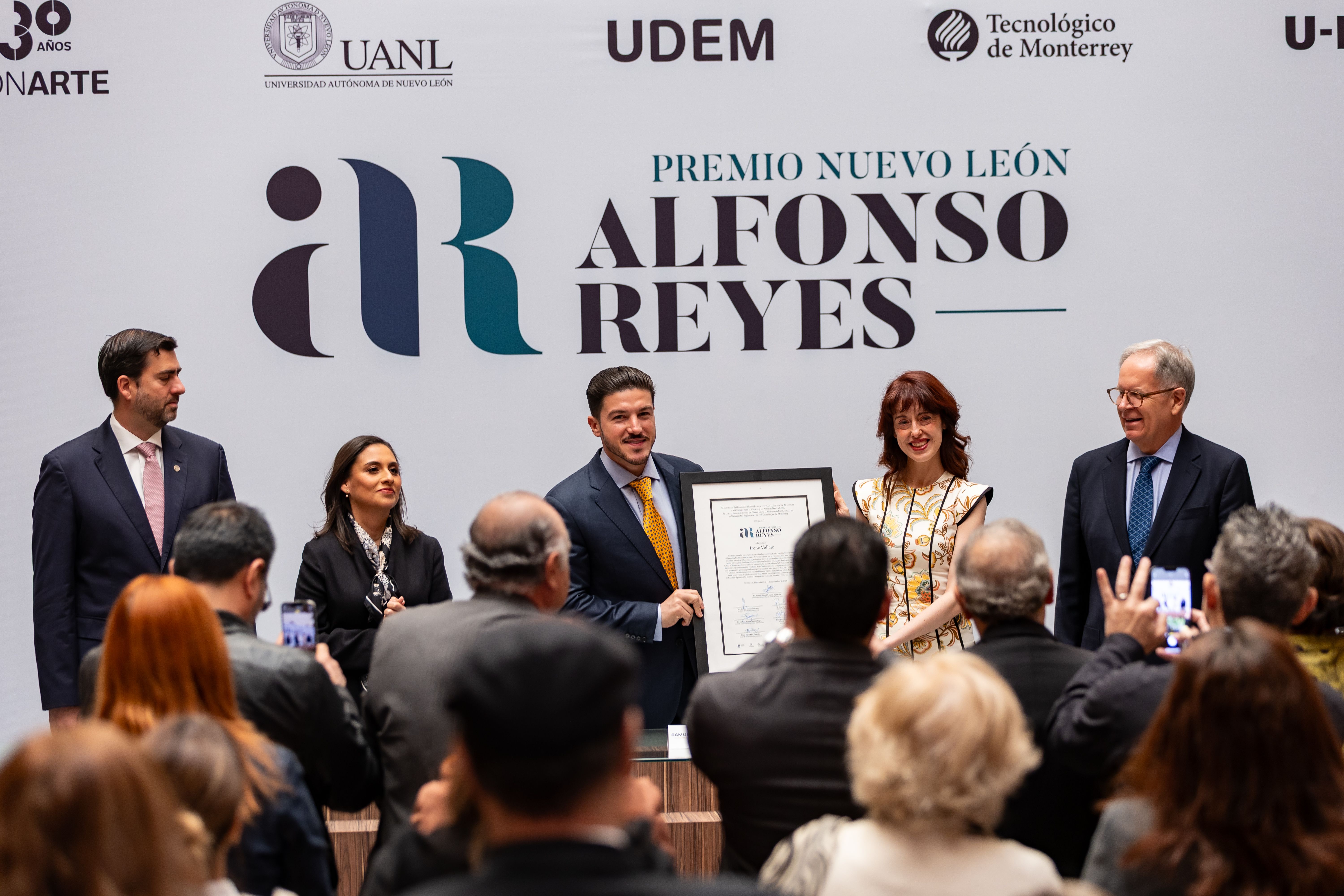 04 ENTREGA GOBERNADOR PREMIO NUEVO LE_N _ALFONSO REYES_; REAFIRMA COMPROMISO CON LA PALABRA Y LA CULTURA.JPG