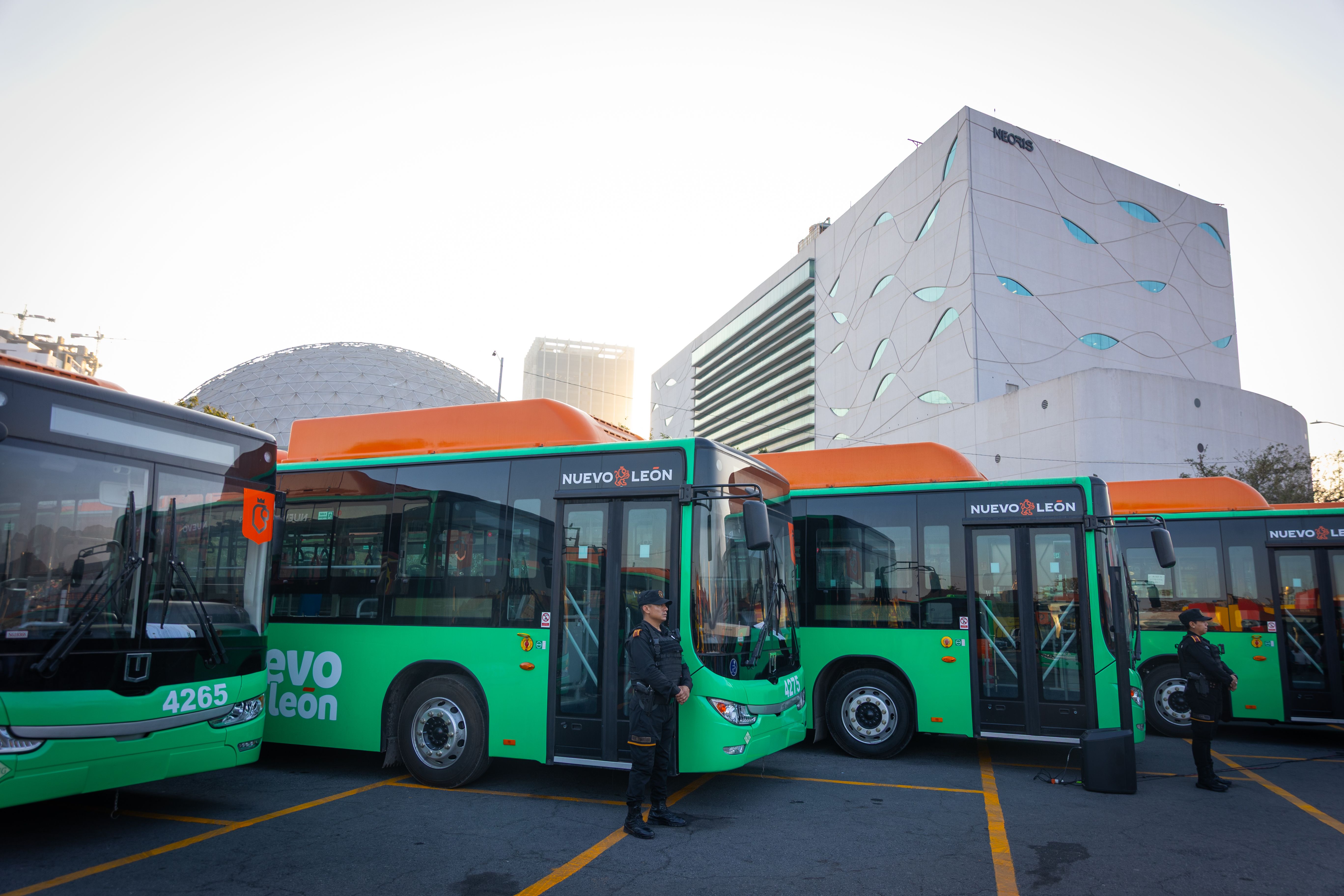 04 ENTREGA SAMUEL GARCÍA NUEVAS UNIDADES A LA RUTA 50 MÁS PALOMAS QUE RESTRUCTURA SU RECORRIDO PARA BENEFICIAR A CERCA DE 100 MIL USUARIOS  .JPG