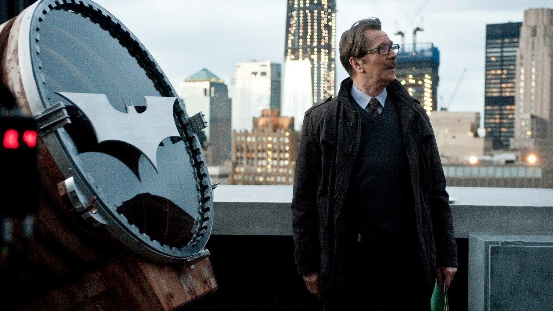 1054639-Commissioner-Jim-Gordon-Batman-Dark-Knight-Trilogy-Bat-Light-Gary-Oldman.jpg