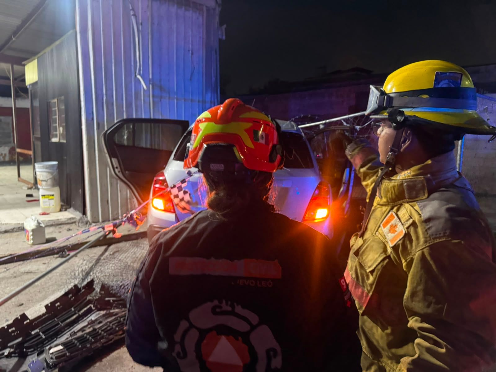 conductora-se-estrella-contra-negocio-autos-guadalupe.jpg