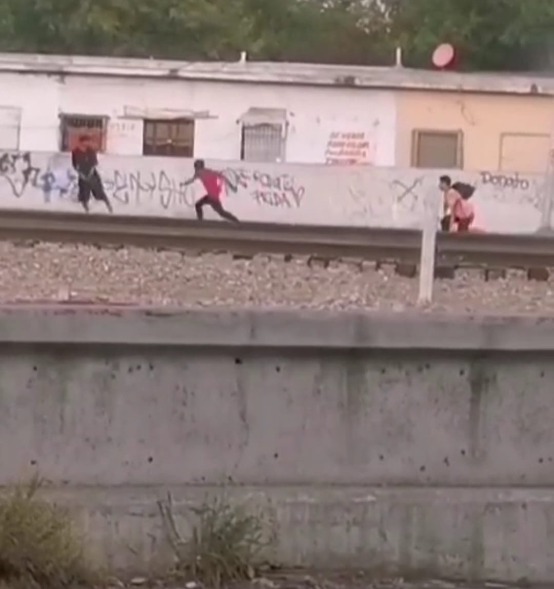 video-asalto-joven-tren.jpeg