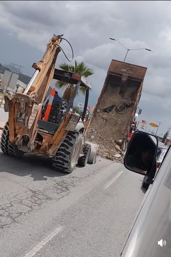 A camión Torton le gana la carga y genera expectación