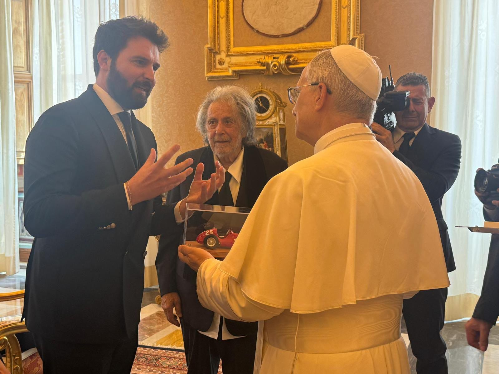 Al Pacino-papa-Leon.jpg