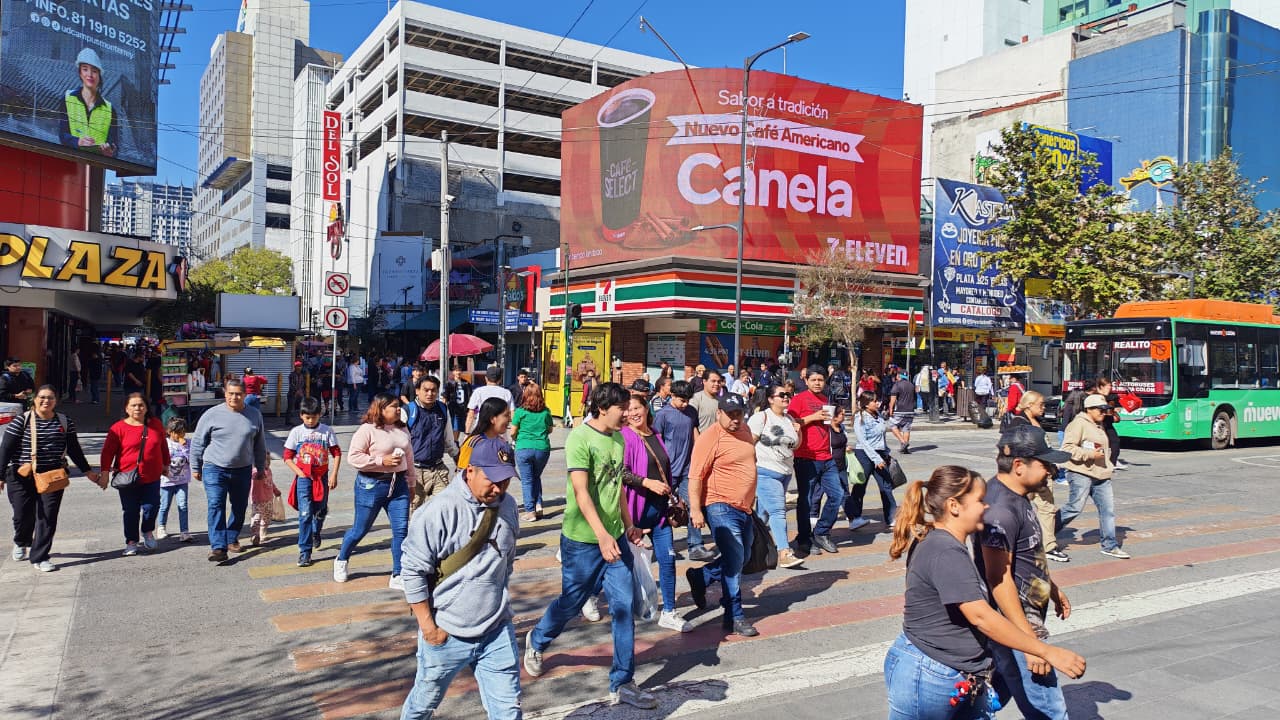 Alta afluencia en el Centro de Monterrey por compras navideñas.jpeg