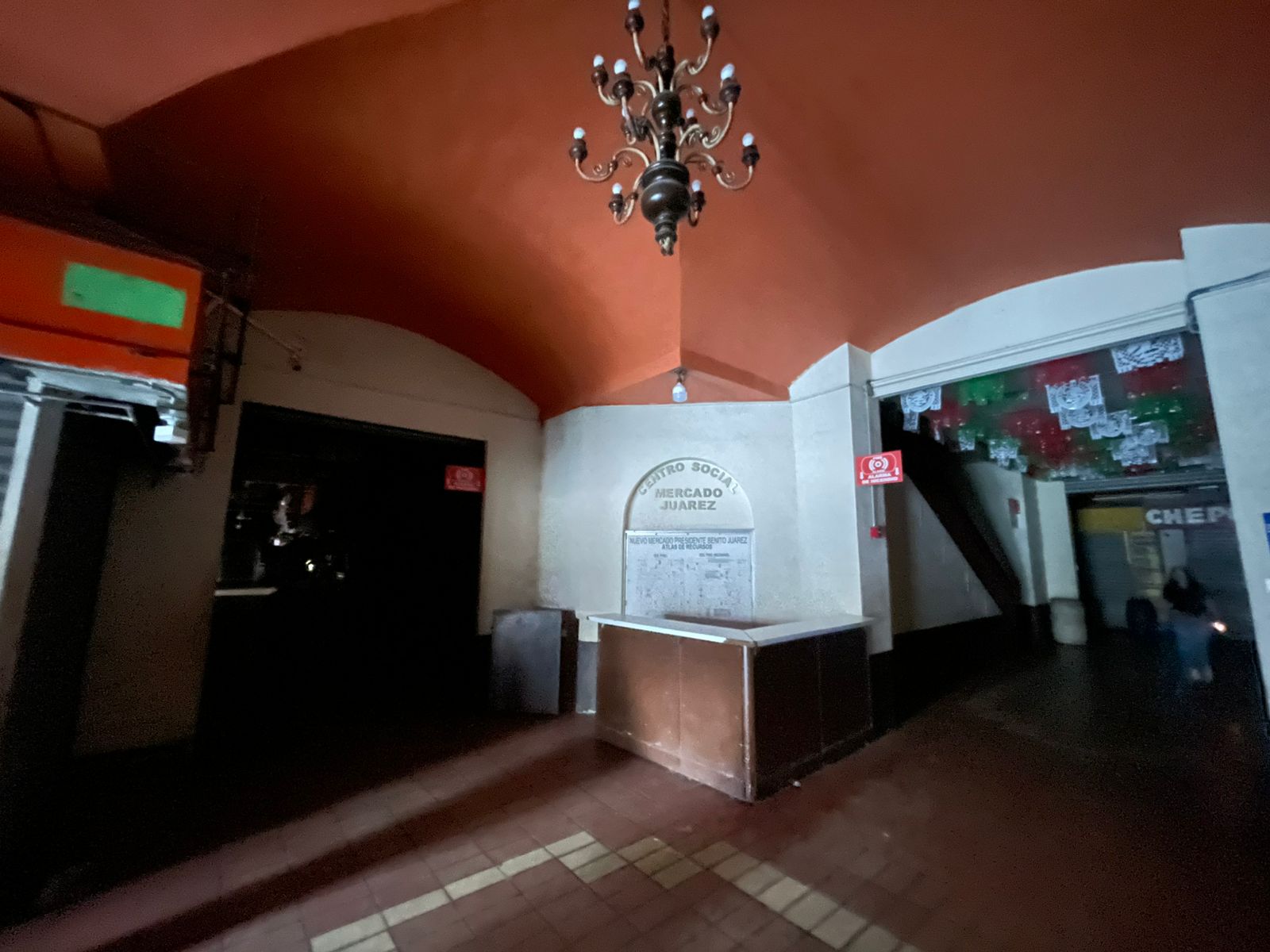 Amanecen Mercado Juárez sin luz tras incendio