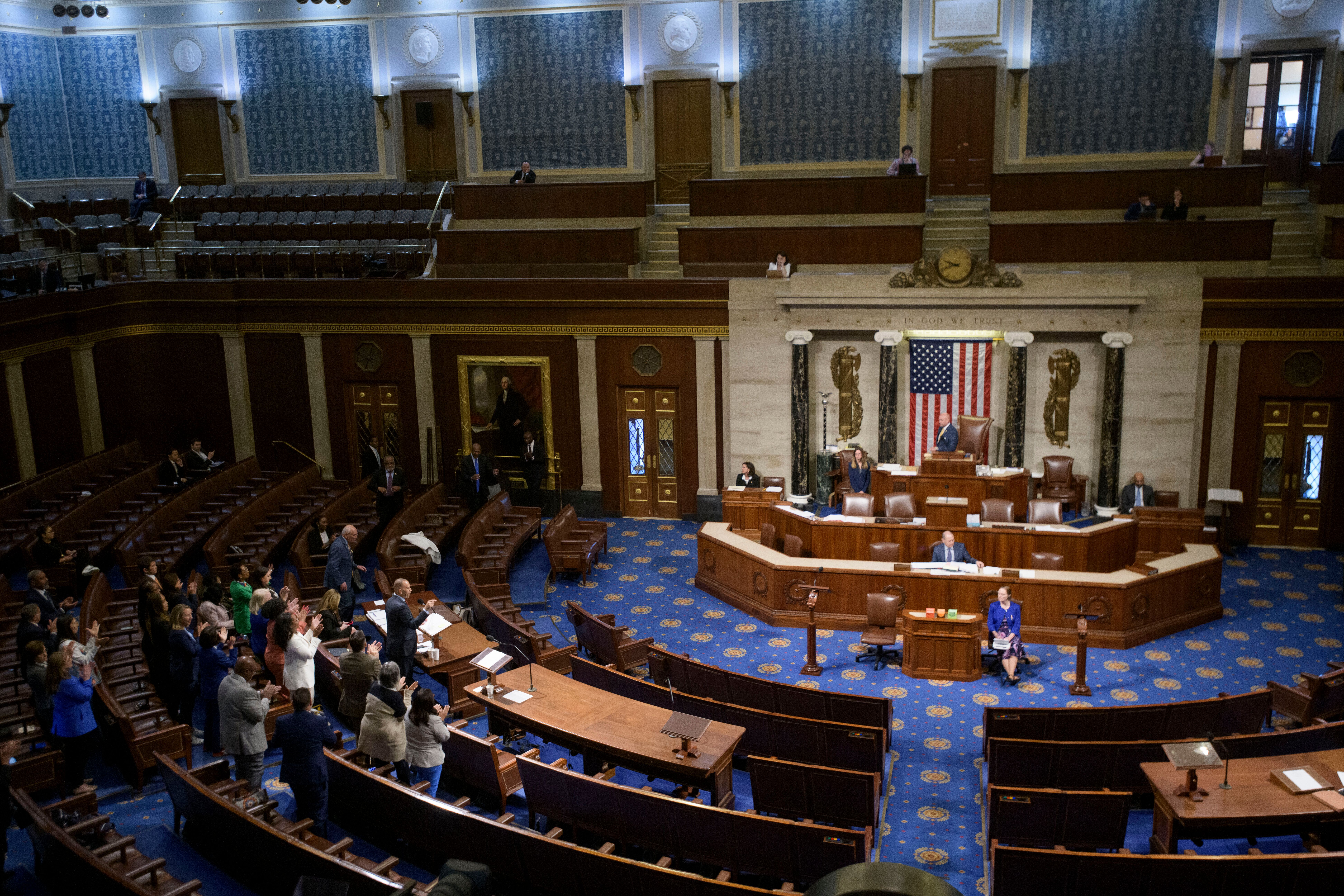 Aprueba cámara de representantes de EUA proyecto fiscal de Trump