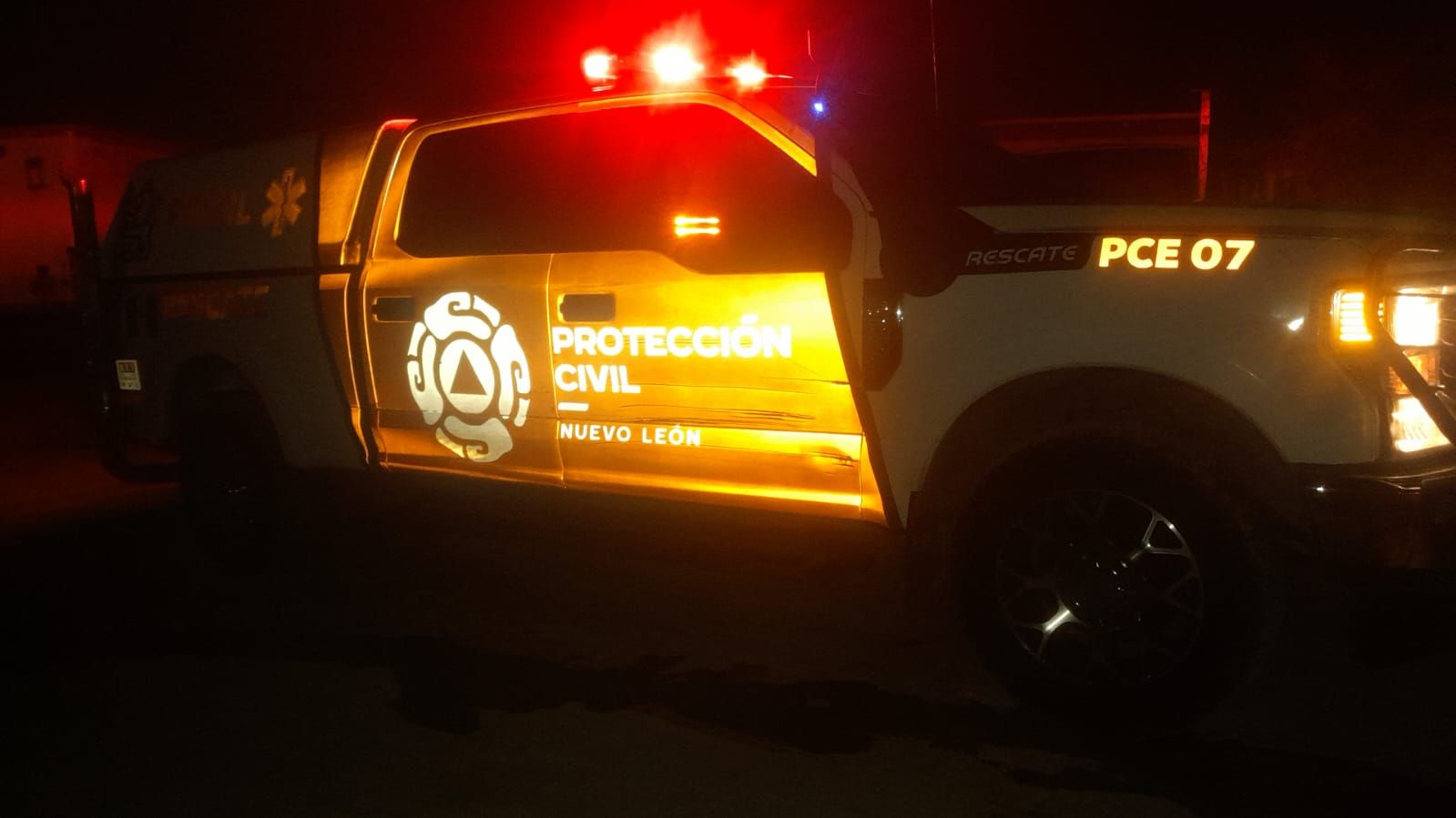 Arden vehículos en corralón de Salinas Victoria.jpg