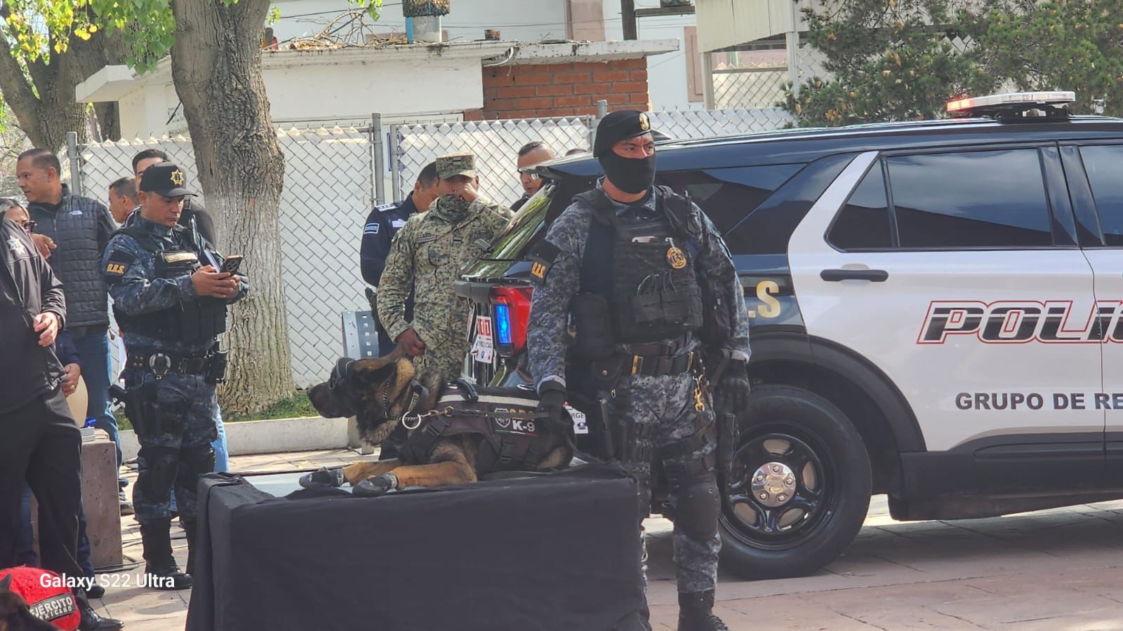 Armando Flores reconocimiento y medalla para César oficial canino Saltillo.jpeg