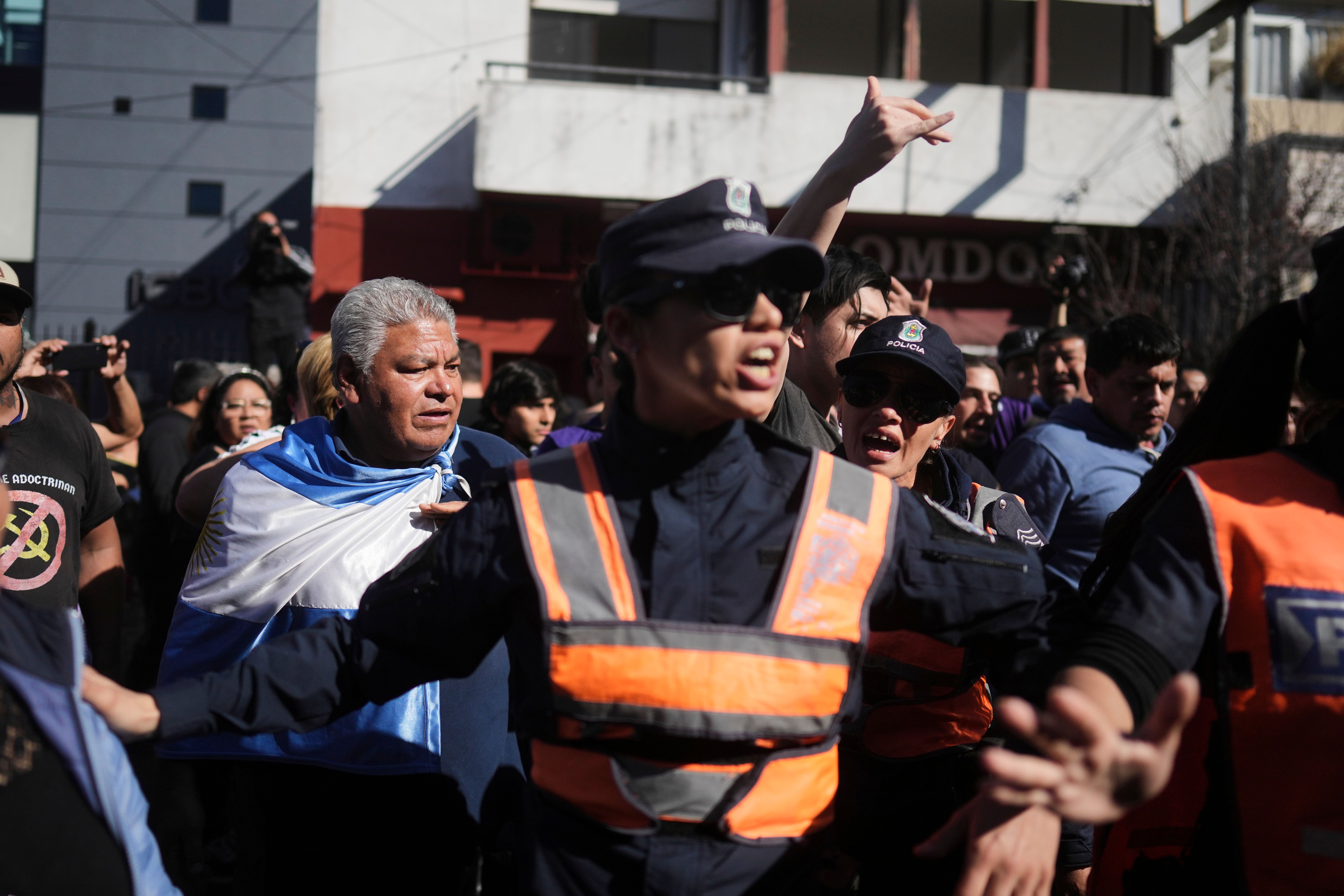 Arrojan piedras a Milei durante una caravana de campaña para las elecciones en Buenos Aires