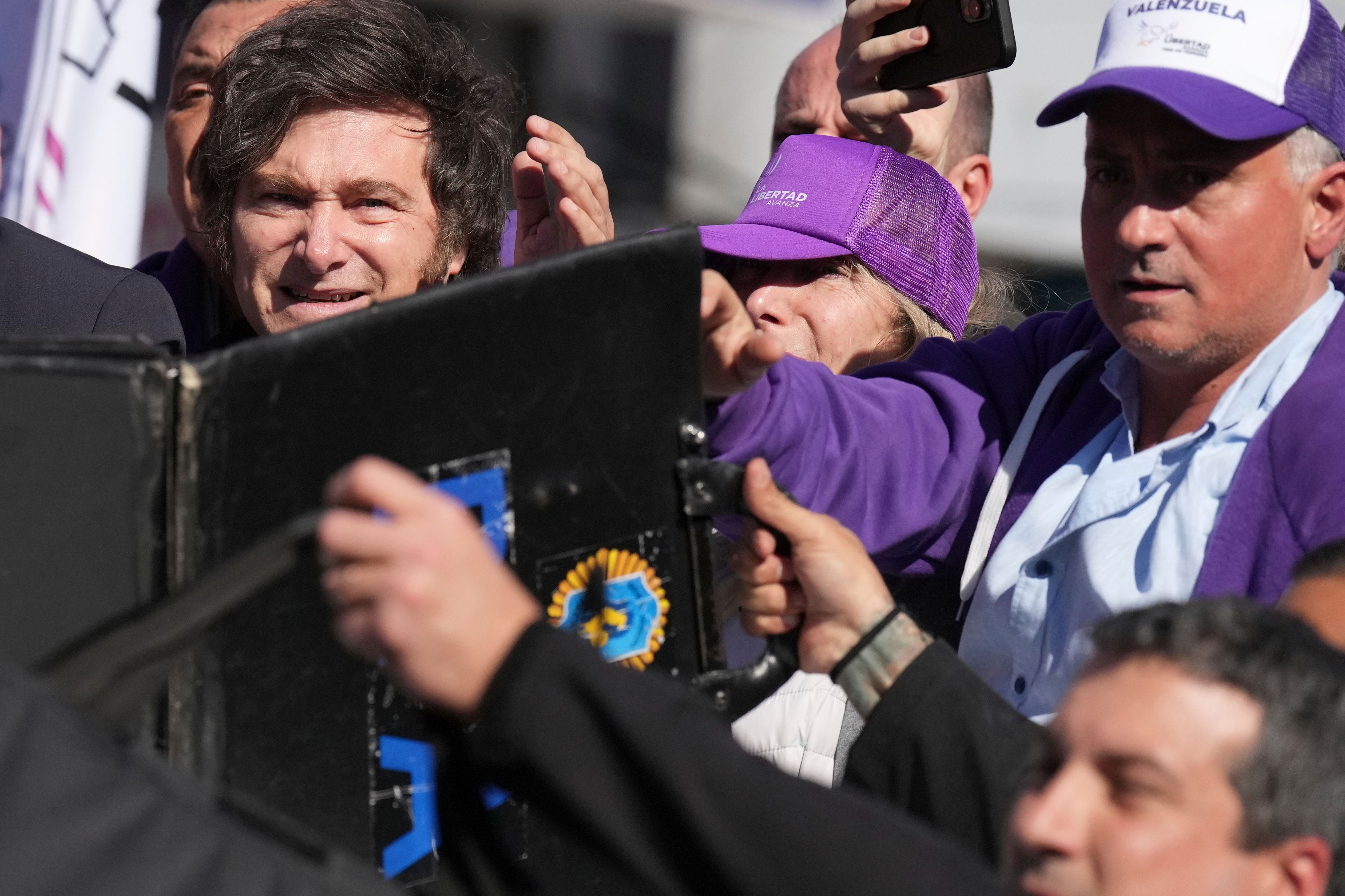 Arrojan piedras a Milei durante una caravana de campaña para las elecciones en Buenos Aires