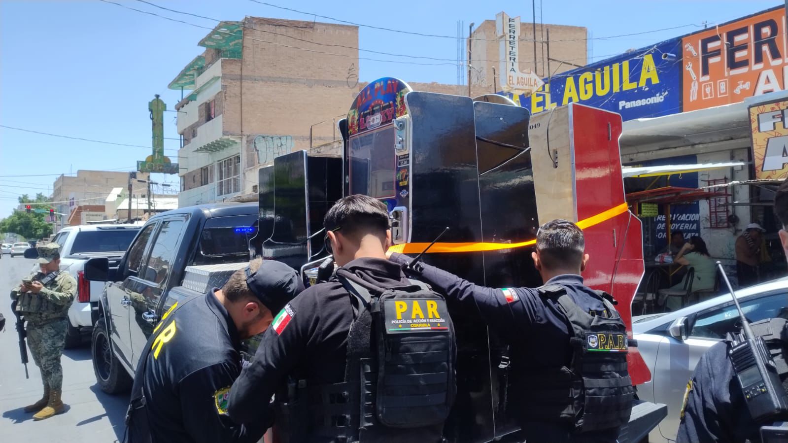 Aseguran 61 máquinas tragamonedas en operativo en Torreón