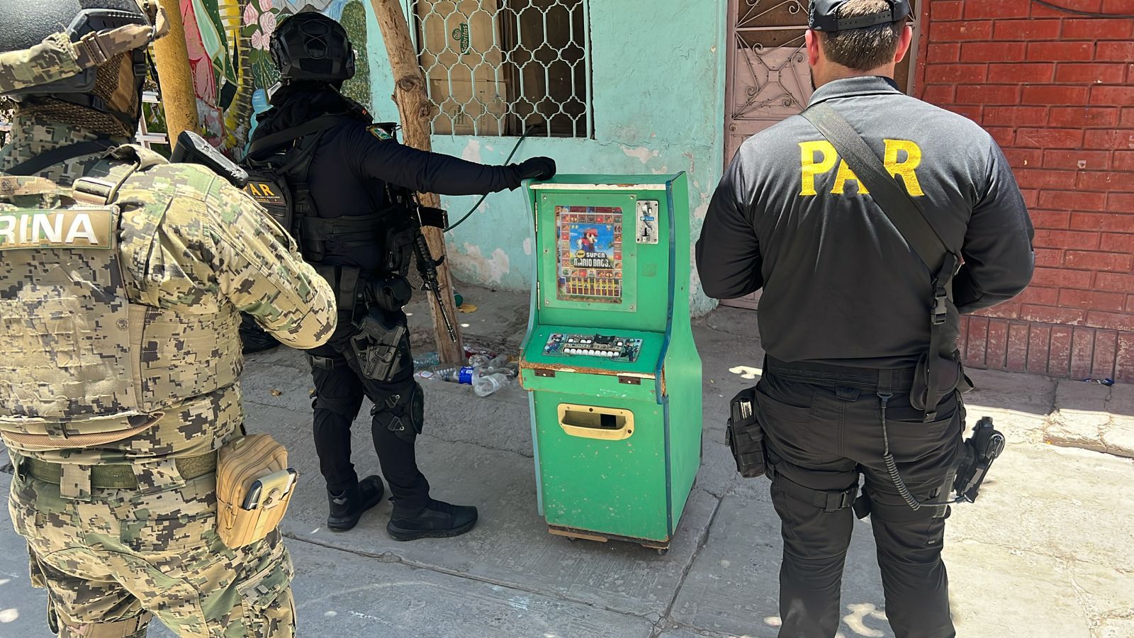 Aseguran 61 máquinas tragamonedas en operativo en Torreón