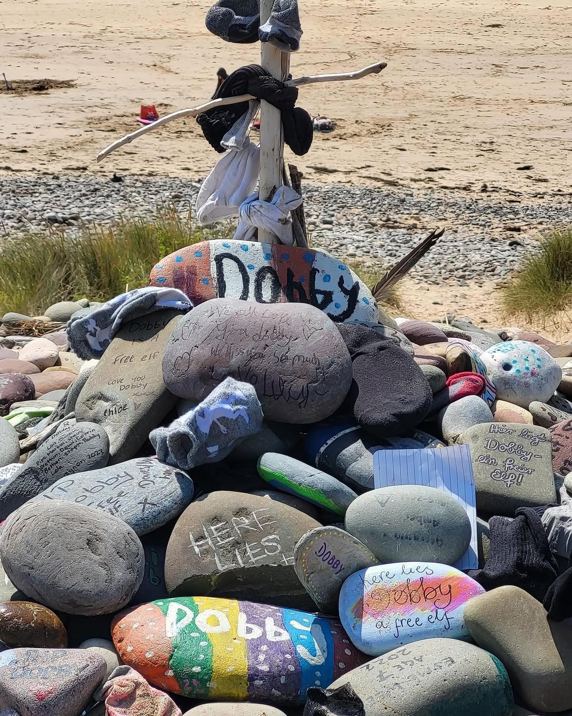 Así luce desde hace años la playa de Pembrokeshire, en Gales, donde fue rodada la escena del ent (4).jpg