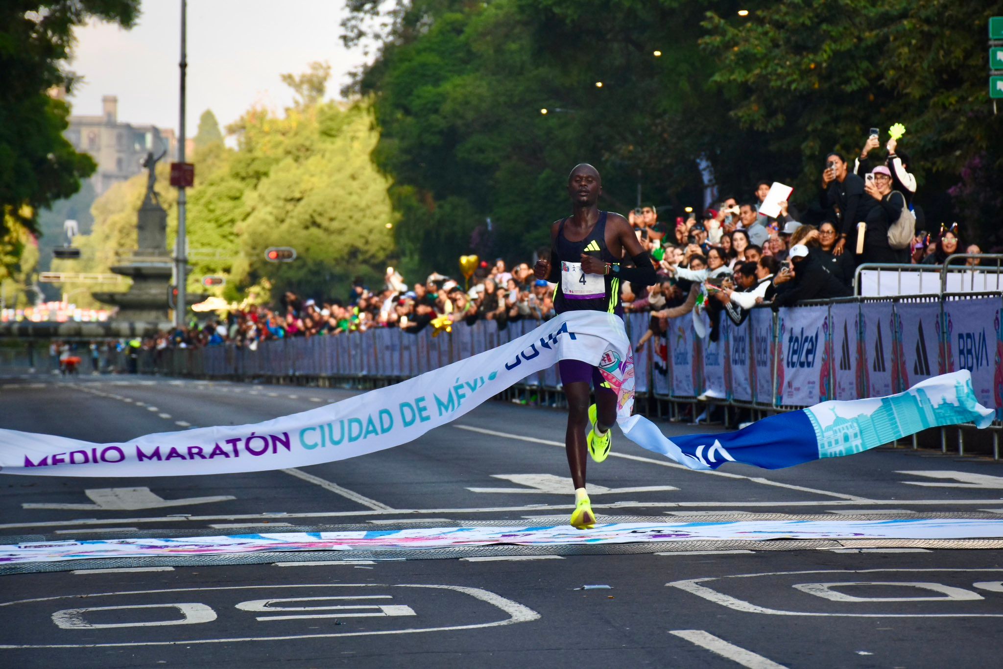 Atletas kenianos domina el Medio Maratón CDMX 2026