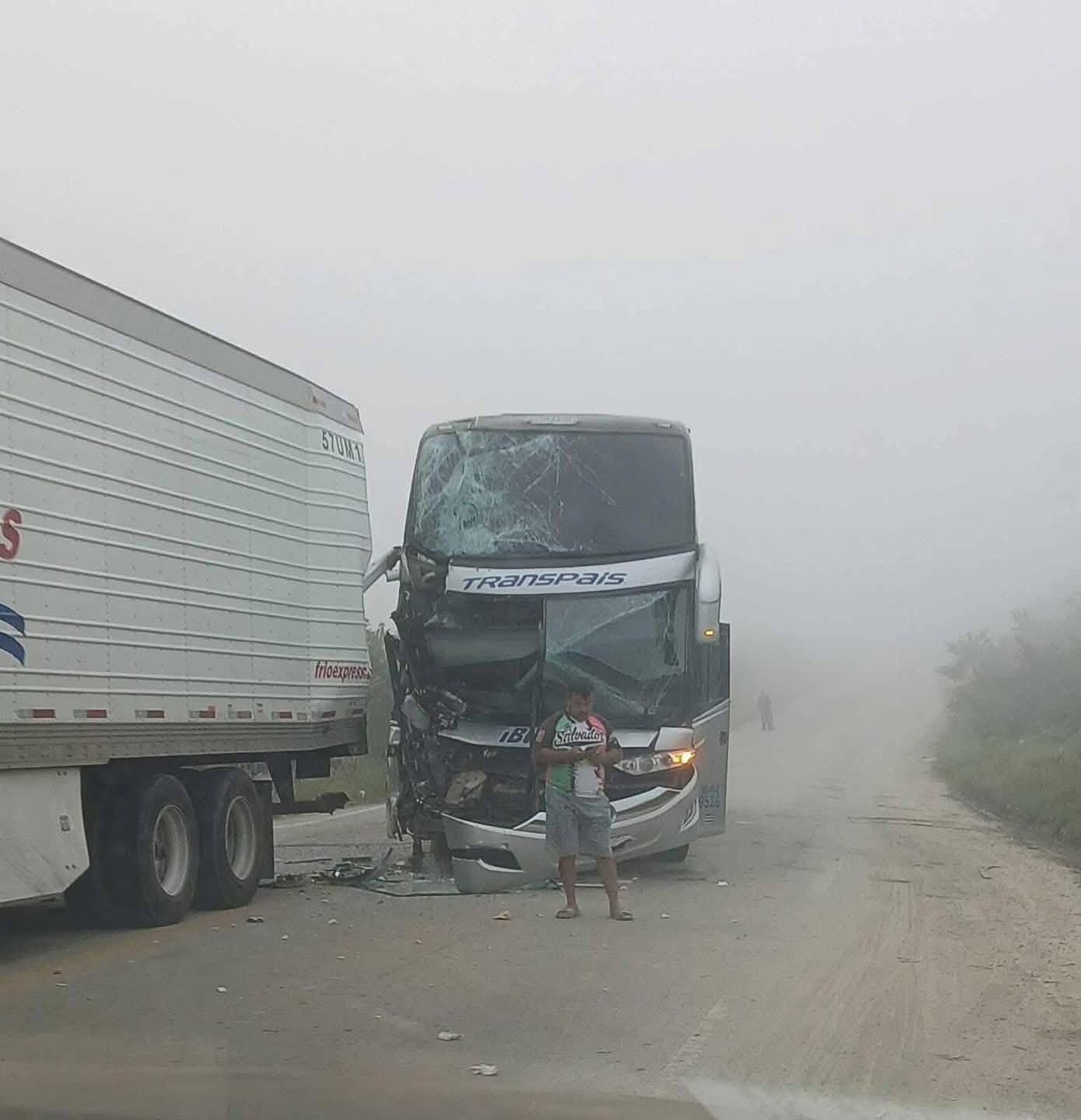 Autobús de pasajeros choca una caja de tráiler en Ciudad Valles.jpg