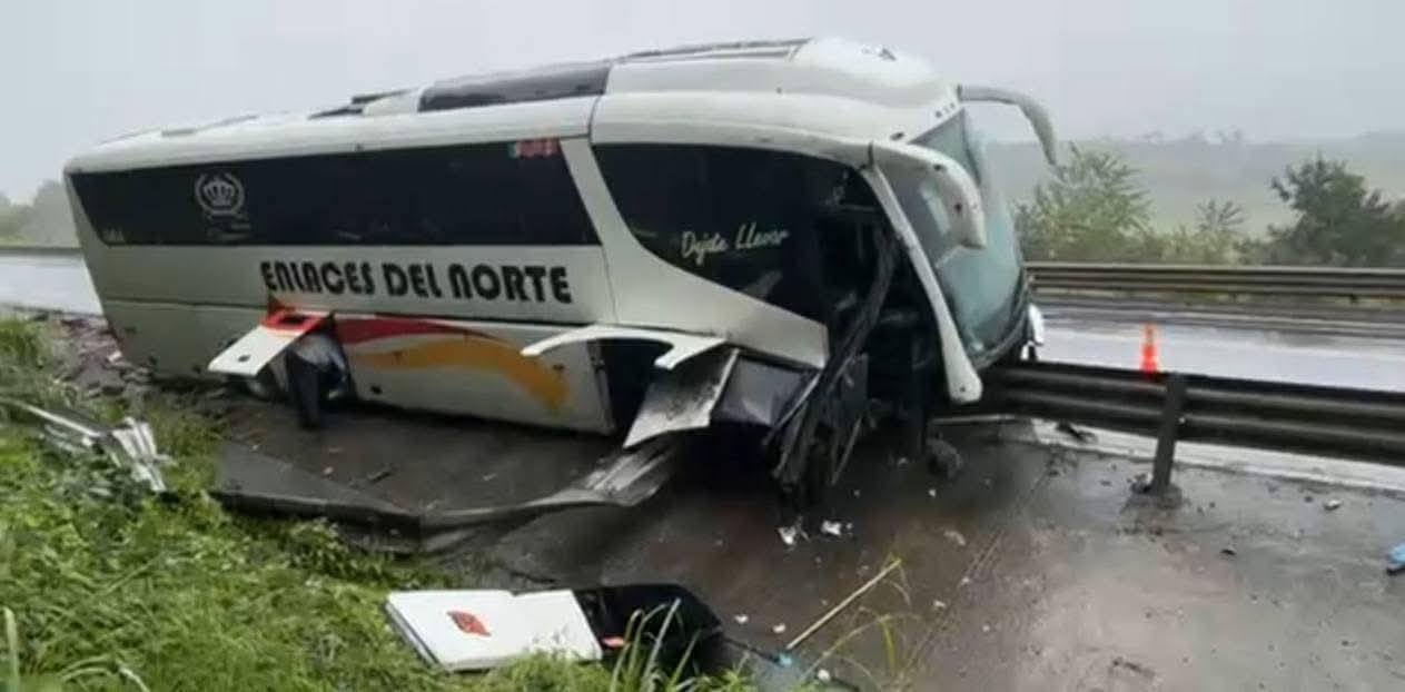 Autobús regiomontano se vuelca en Veracruz; van ocho lesionados.jpg