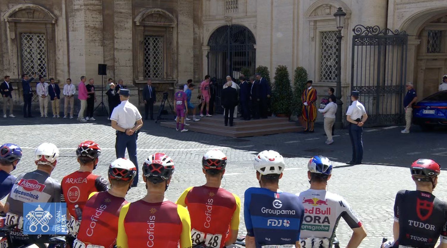 Bendice León XIV salida de la última etapa del Giro de Italia