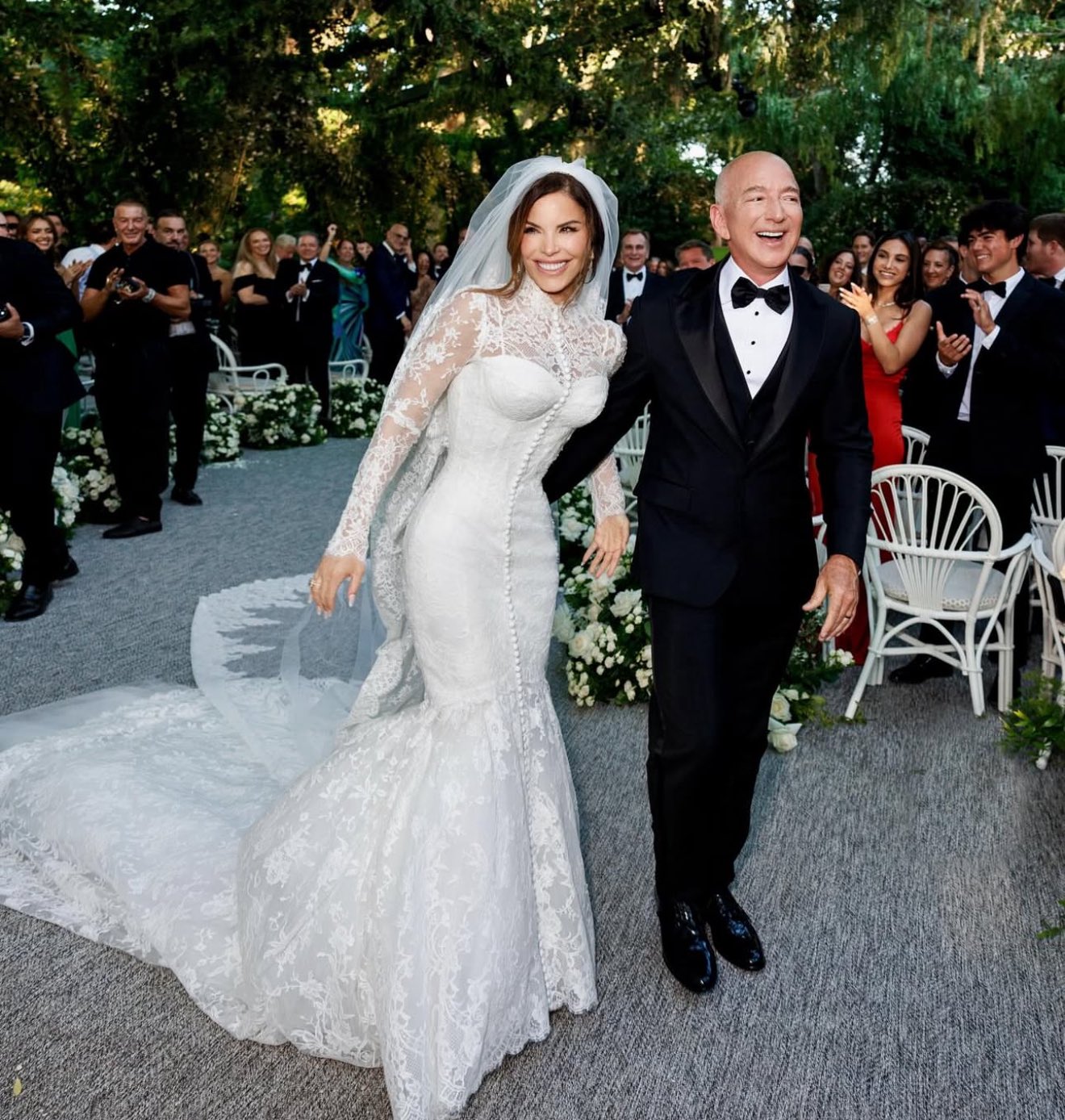 Bezos y Sánchez concluyen sus tres días de boda con fiesta en isla