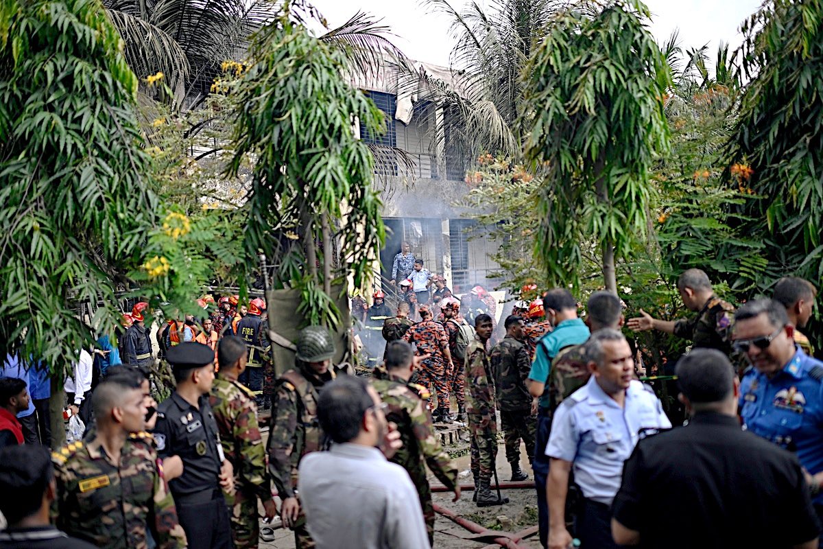 Cae avión sobre escuela de Bangladés; 19 muertos y 100 heridos