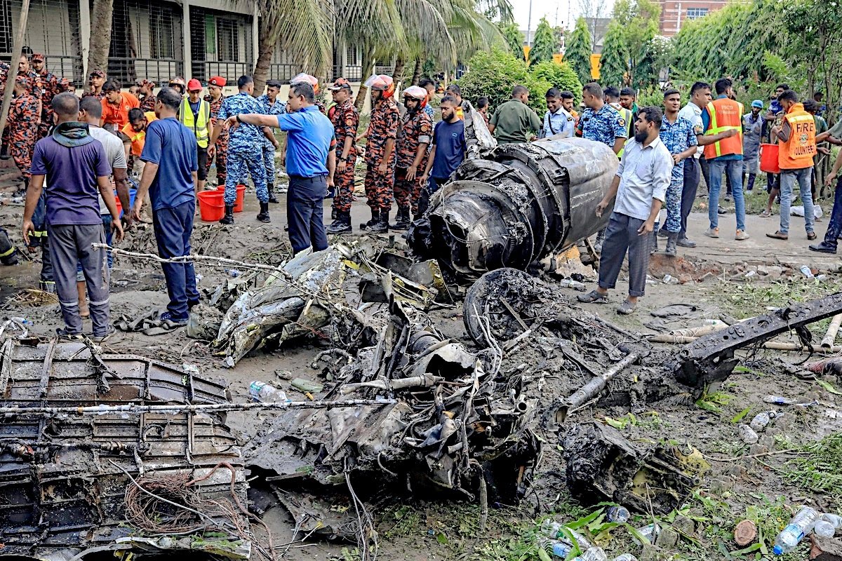Cae avión sobre escuela de Bangladés; 19 muertos y 100 heridos