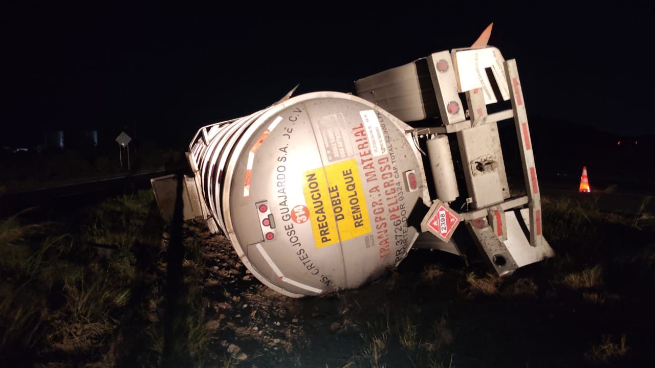 Camión sufre fuga de precursor químico al volcar en Montemorelos.jpg