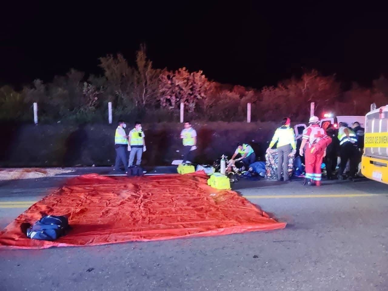 Camionazo deja dos muertos y 35 heridos en carretera Zaragoza–Victoria.jpg