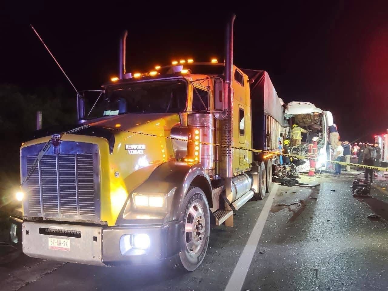 Camionazo deja dos muertos y 35 heridos en carretera Zaragoza–Victoria.jpg