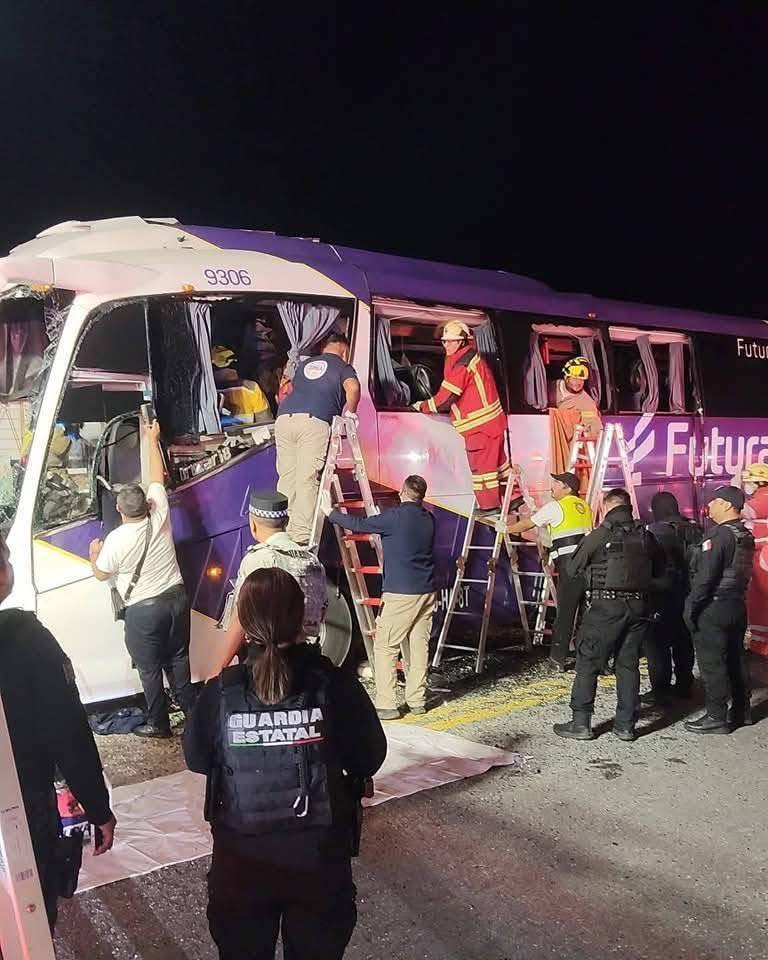 Camionazo deja dos muertos y 35 heridos en carretera Zaragoza–Victoria.jpg