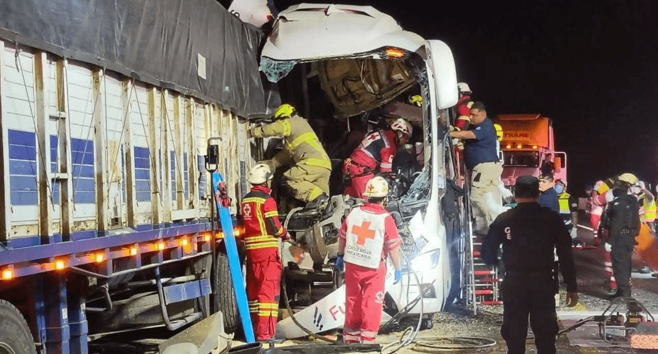 Camionazo deja dos muertos y 35 heridos en carretera Zaragoza–Victoria.jpg