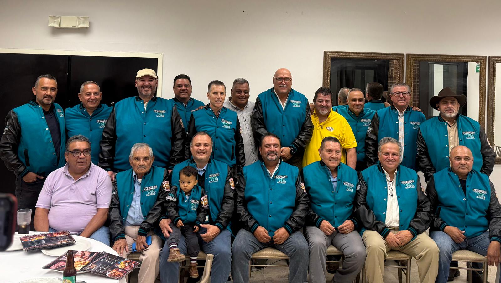 Celebran Dinosaurios de Saltillo con entrega de chamarras