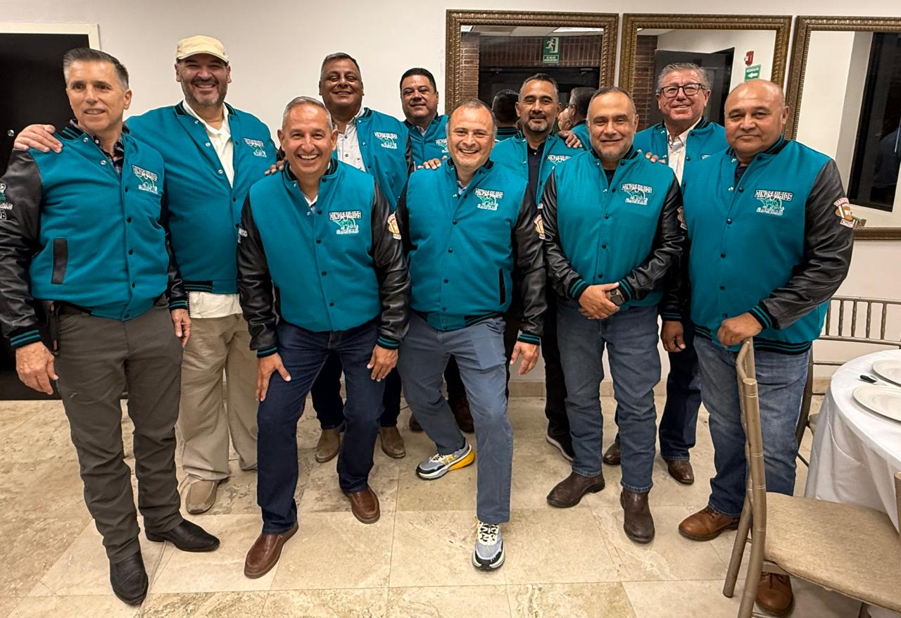 Celebran Dinosaurios de Saltillo con entrega de chamarras