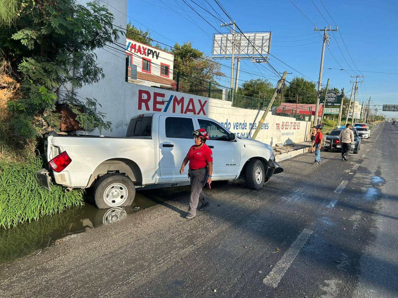 Choca camioneta con postes de luz en Carretera Nacional