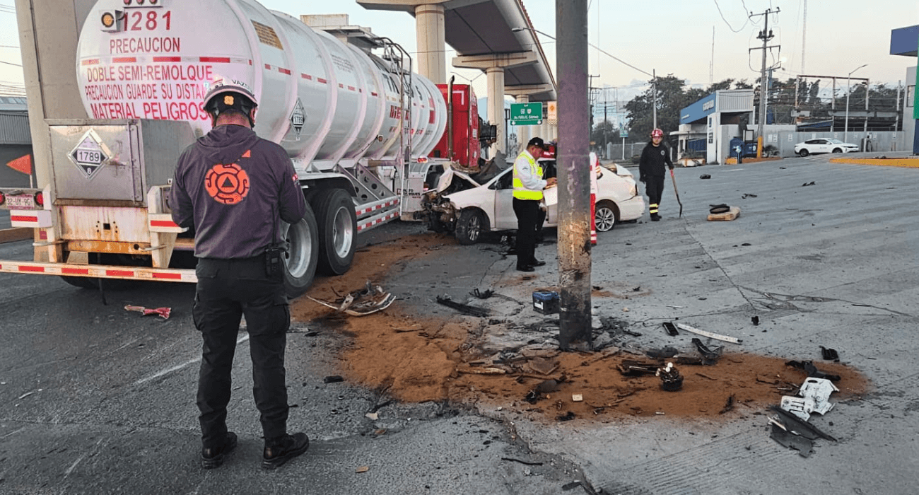 Choca contra pipa al intentar rebasarla en avenida Félix U. Gómez.png