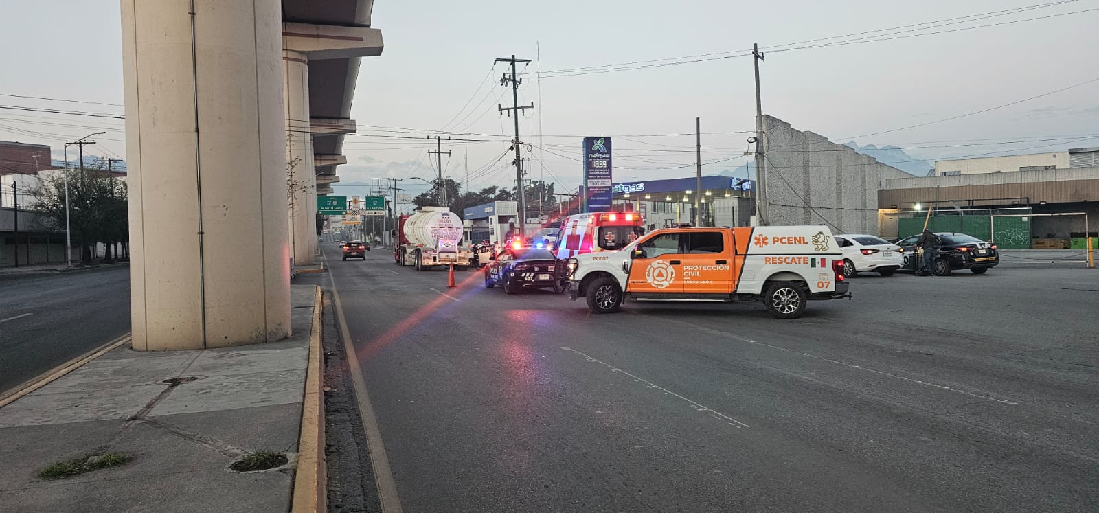 Choca contra pipa al intentar rebasarla en avenida Félix U. Gómez.png