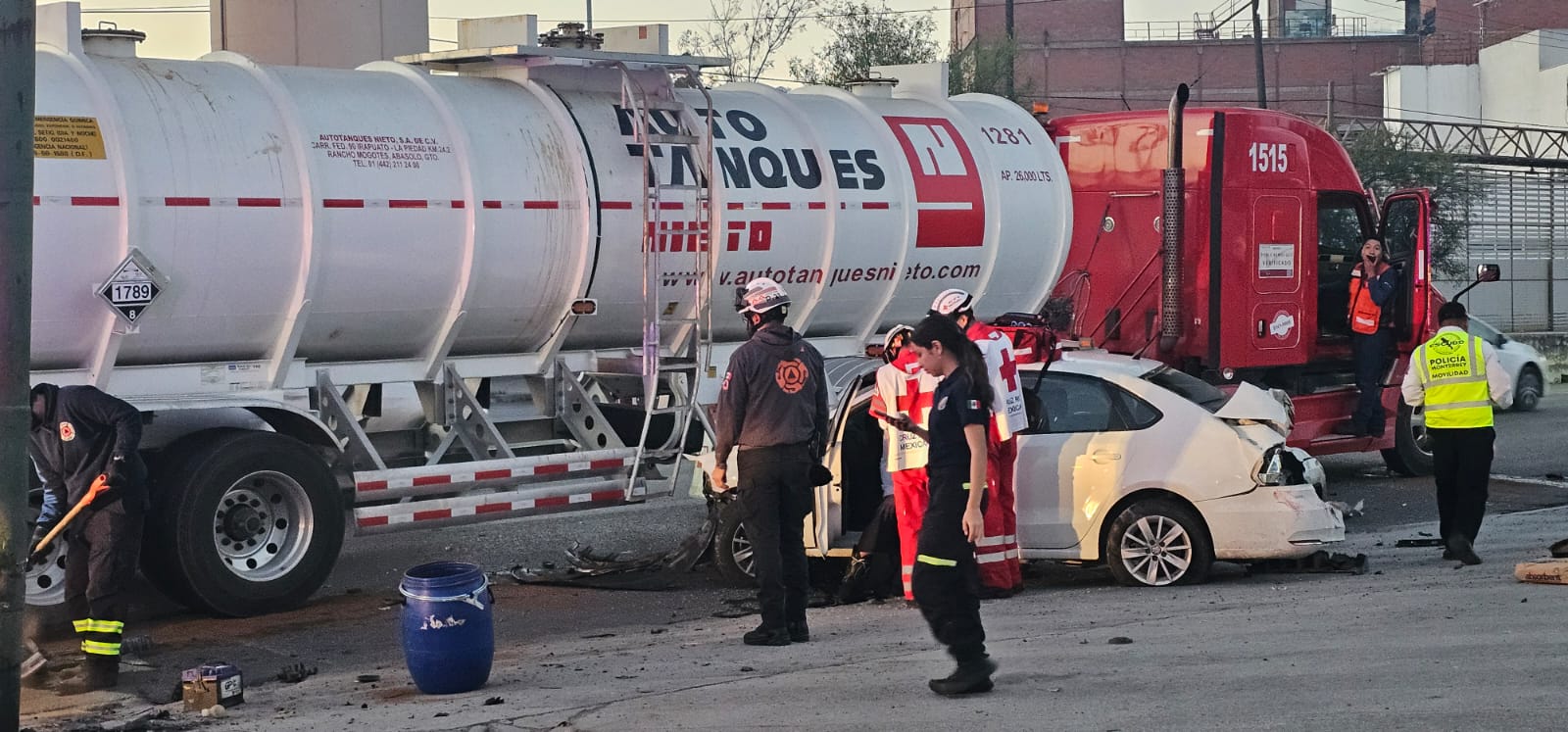 Choca contra pipa al intentar rebasarla en avenida Félix U. Gómez.png