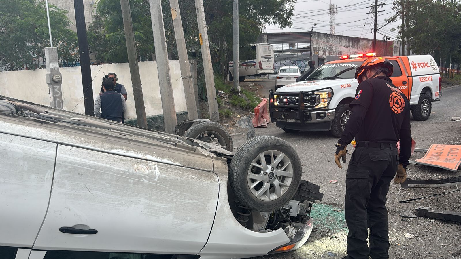 Choque contra señalización deja dos lesionados en Escobedo.jpg