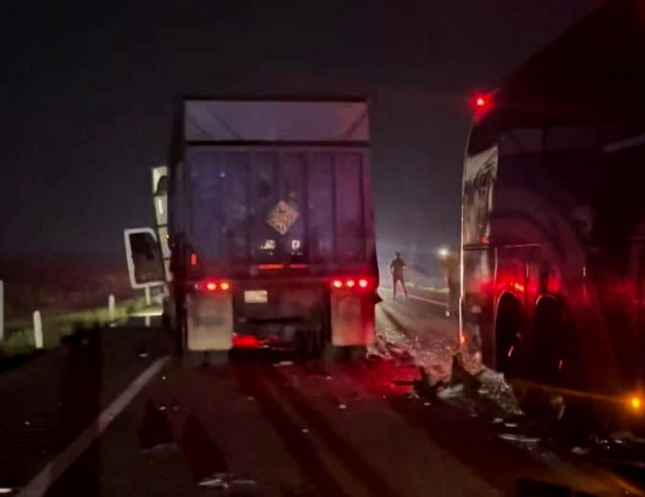 Choque entre autobús y tráiler deja heridos en González–Zaragoza.jpg