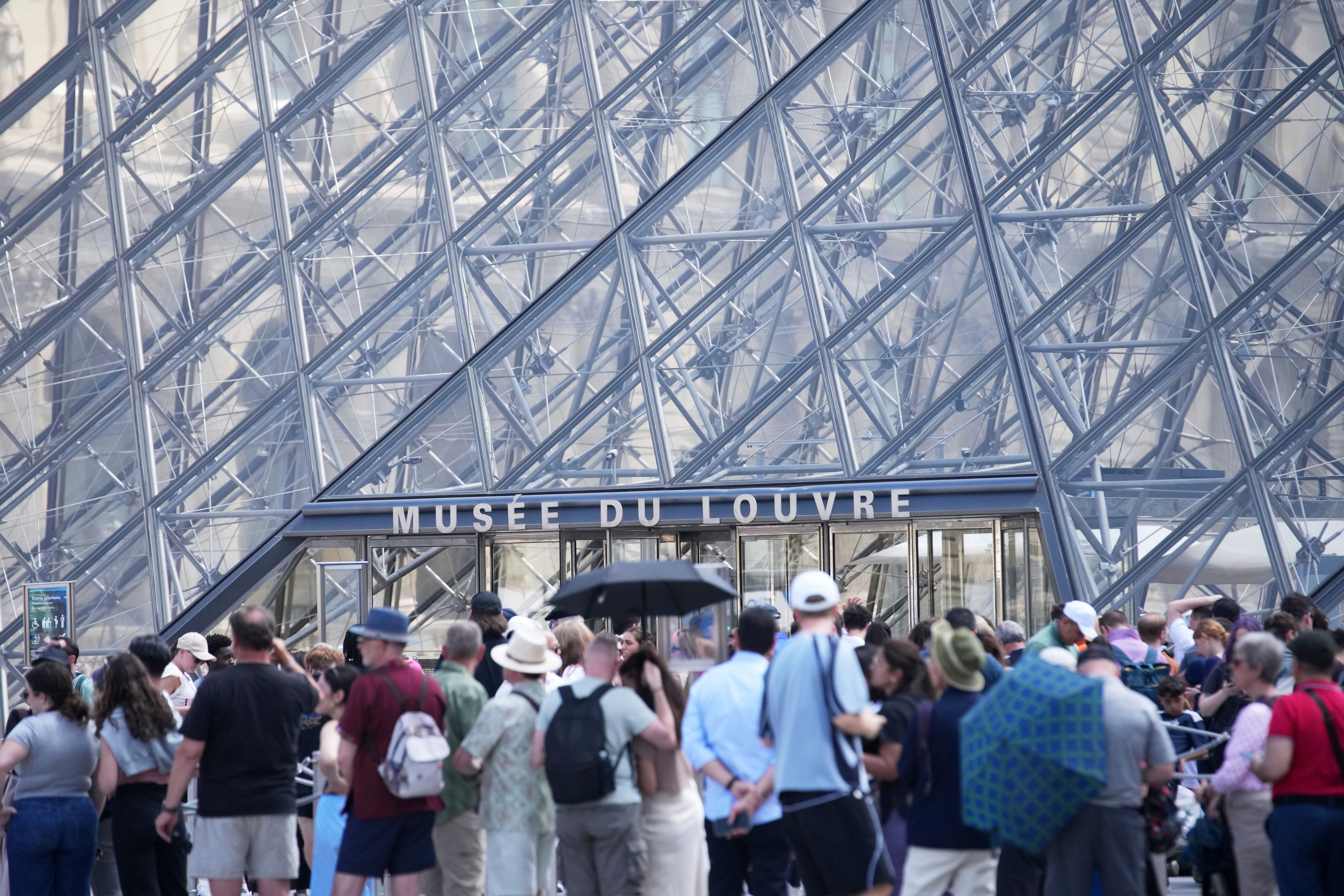 Cierra Museo el Louvre; personal en huelga por sobreturismo