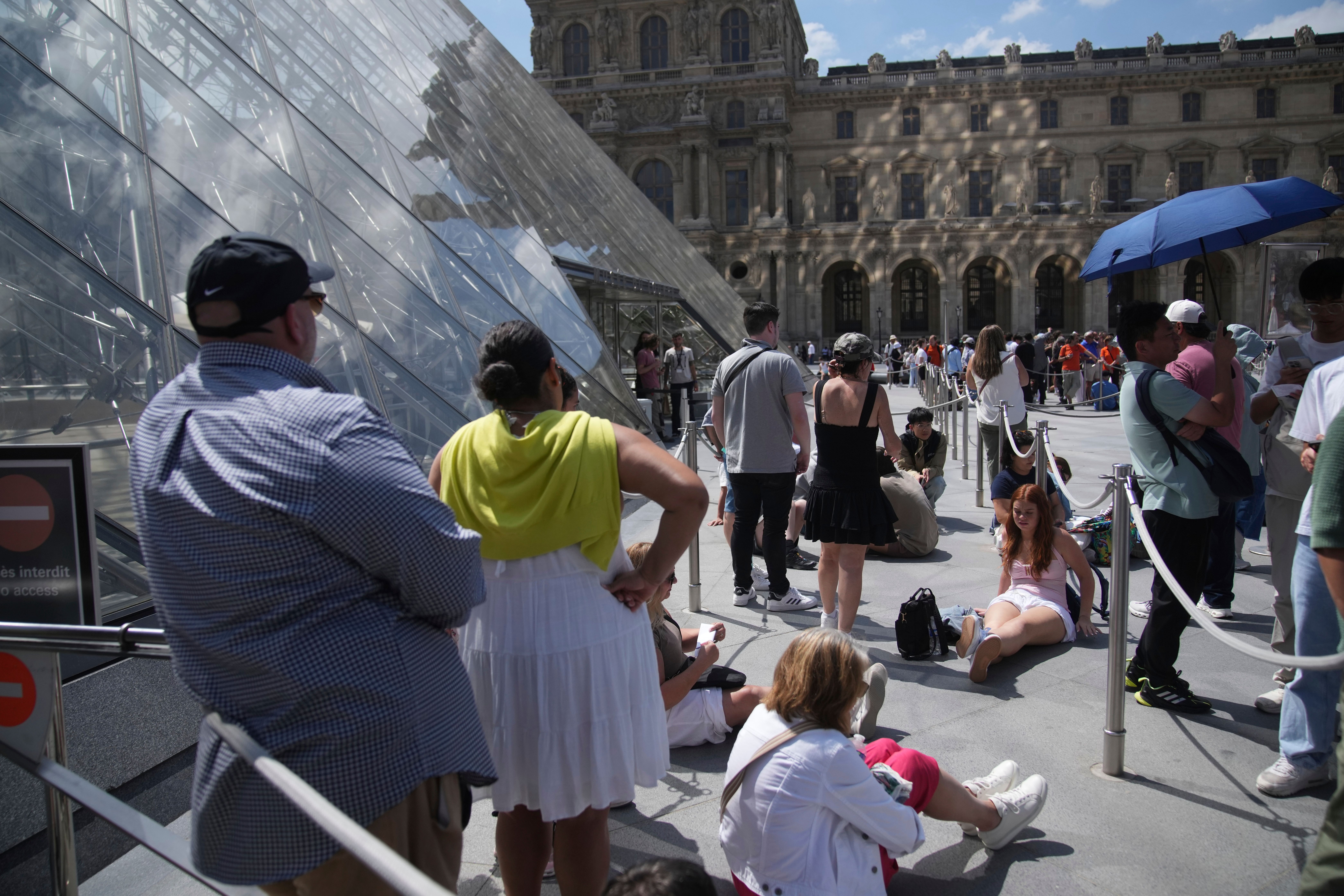 Cierra Museo el Louvre; personal en huelga por sobreturismo